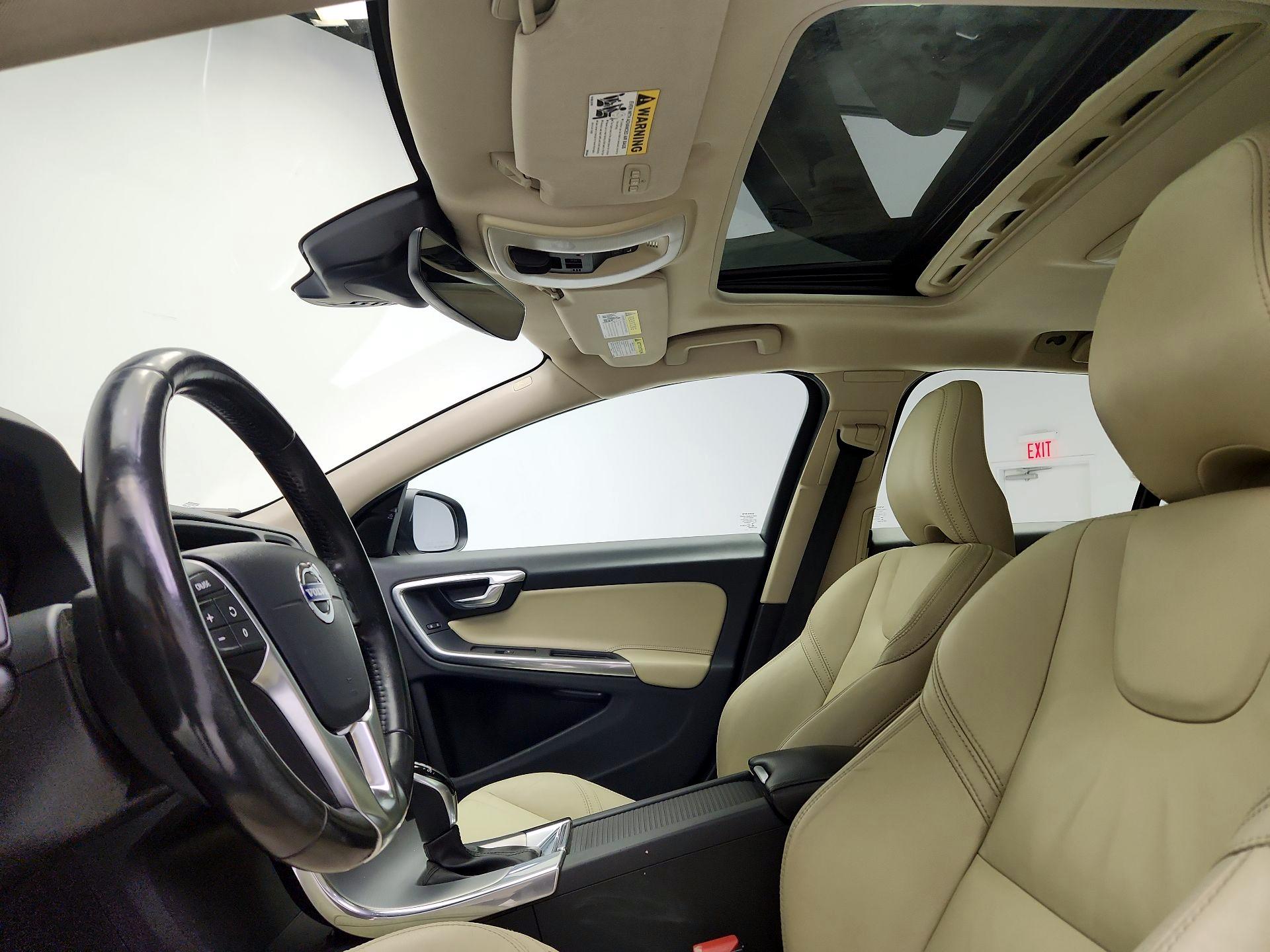 Thumbnail: 2018 Volvo V60 - 18