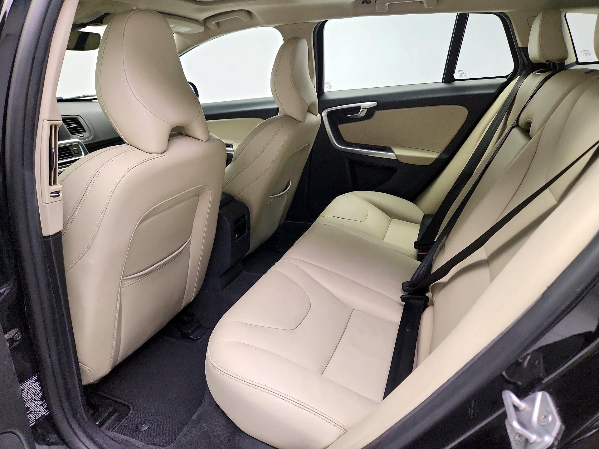 Thumbnail: 2018 Volvo V60 - 19