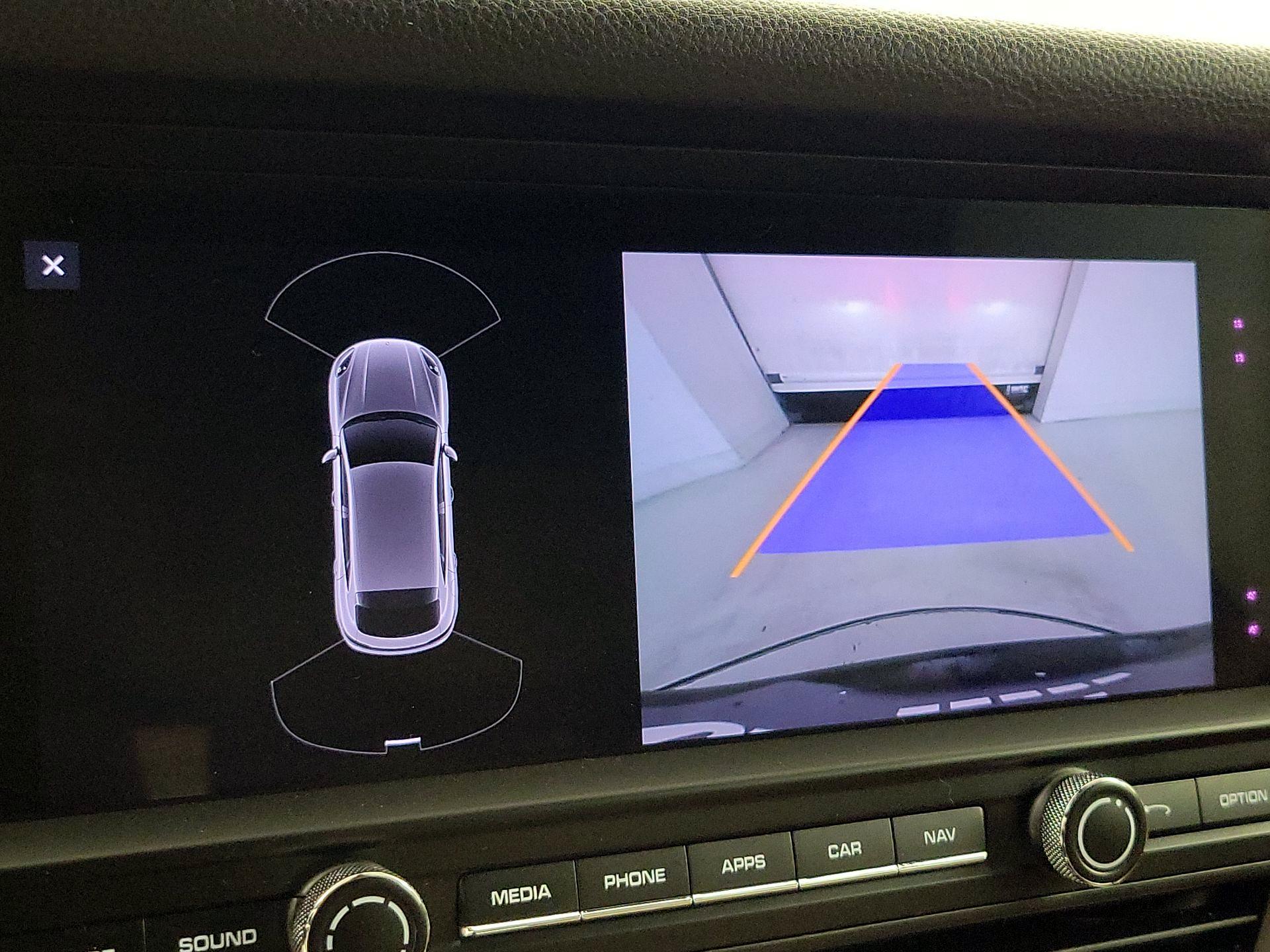 Thumbnail: 2020 Porsche Macan - 15