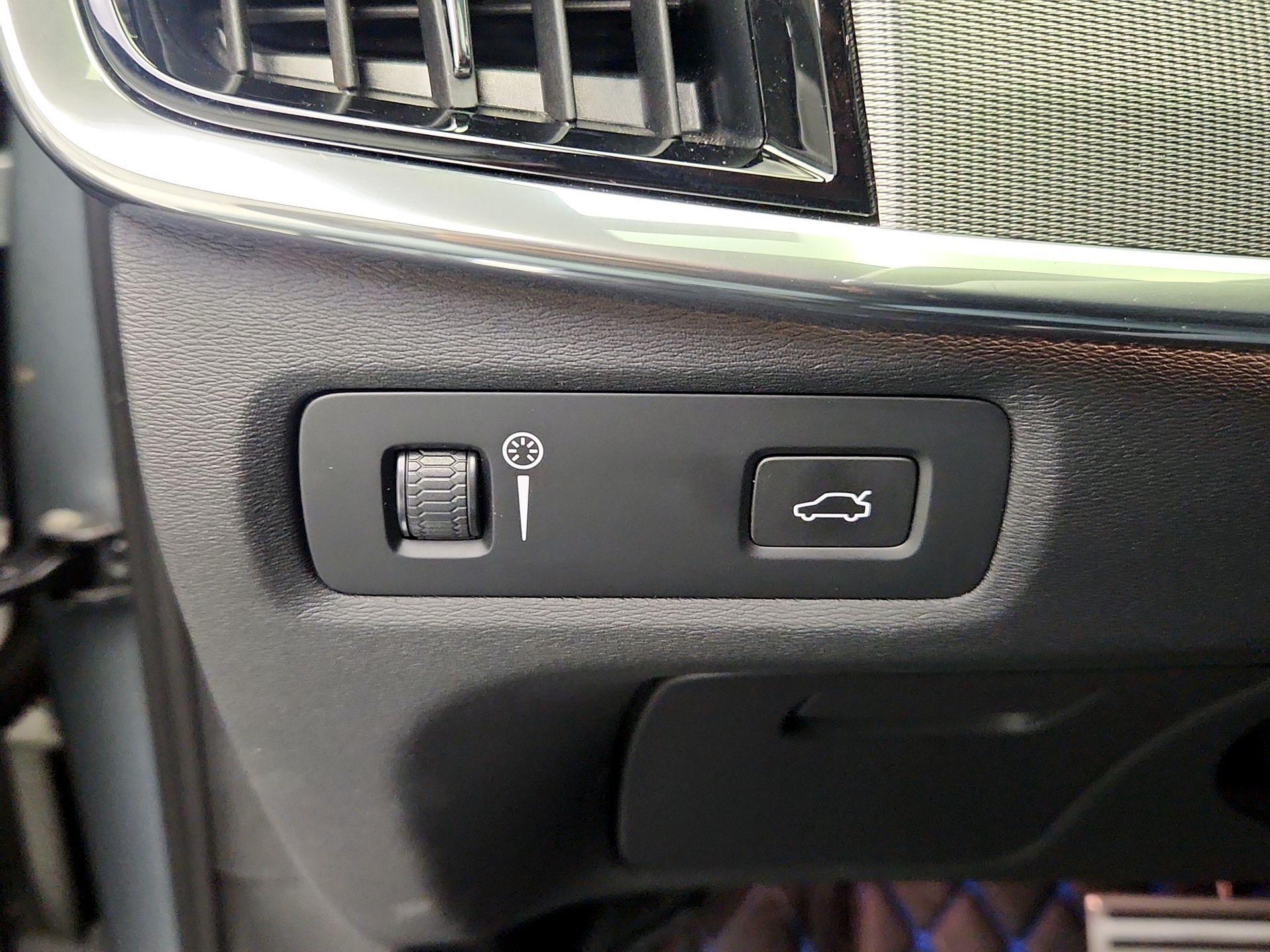 Thumbnail: 2019 Volvo V90 - 13