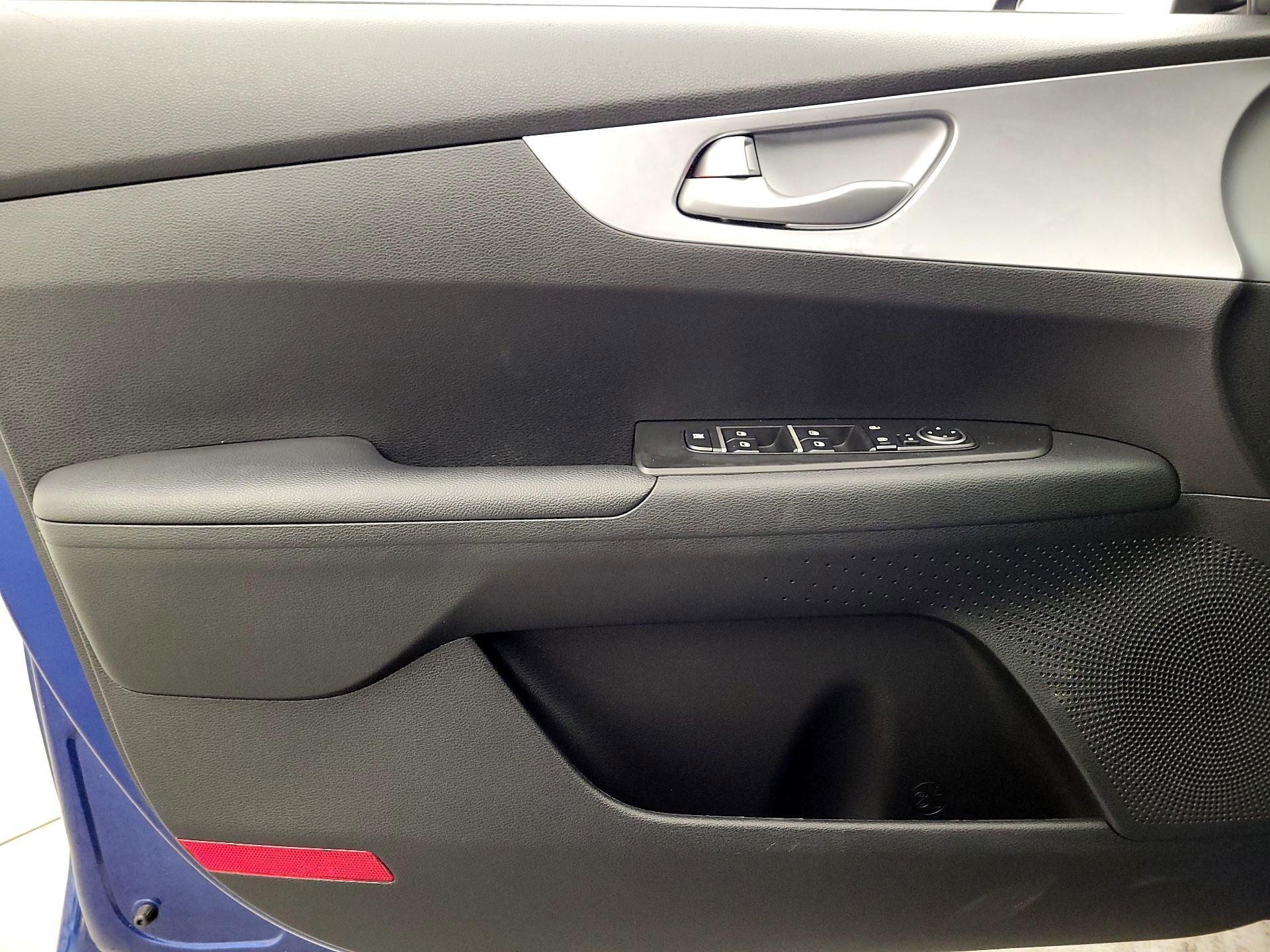 Thumbnail: 2022 Kia Forte - 12