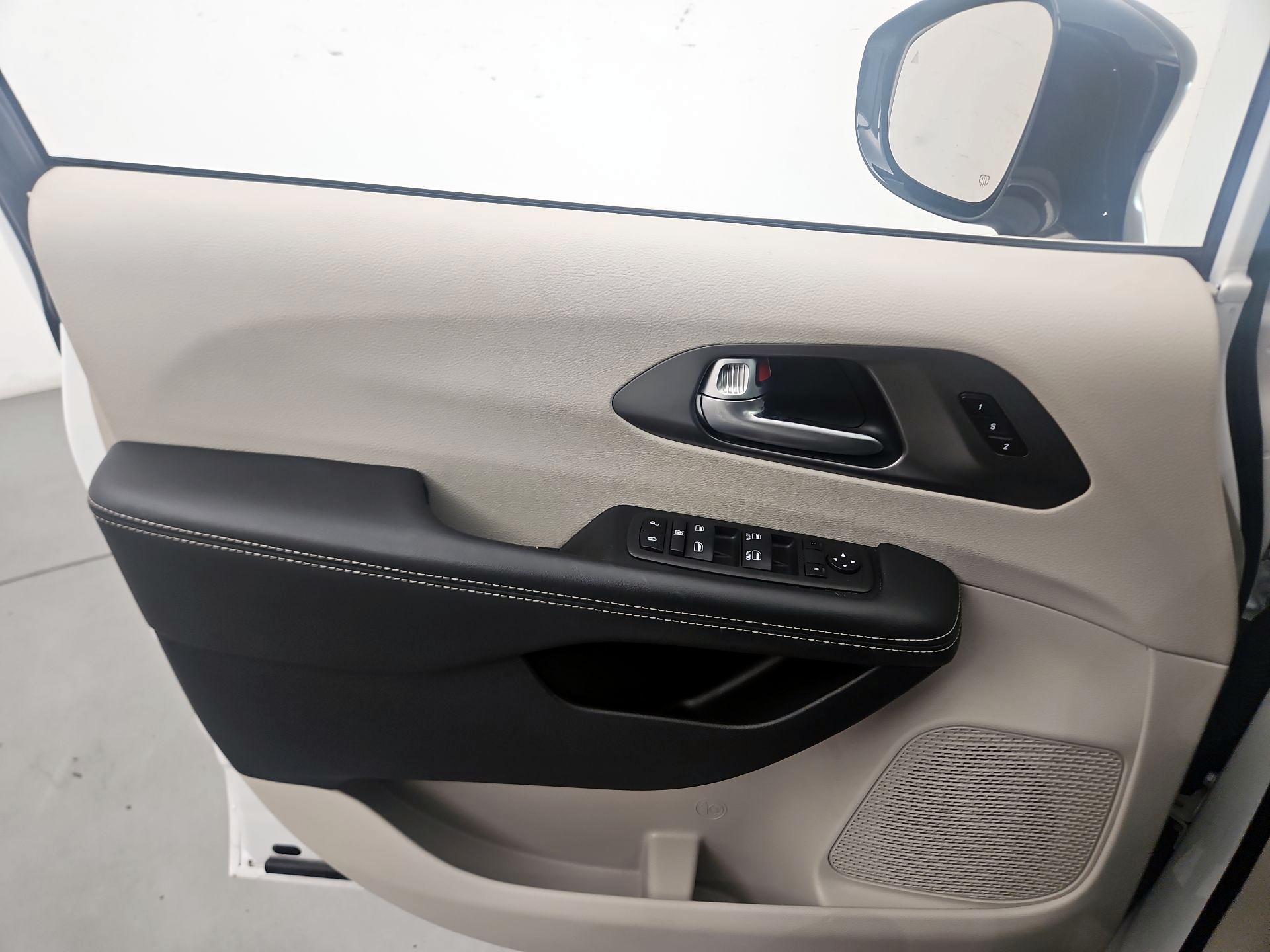 Thumbnail: 2024 Chrysler Pacifica - 12