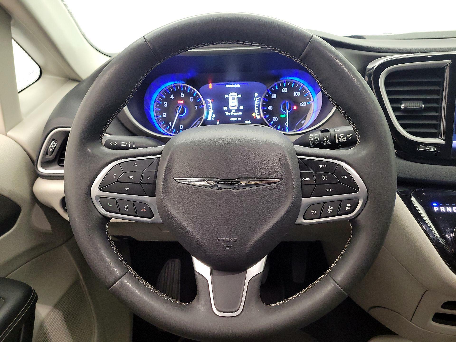 Thumbnail: 2023 Chrysler Pacifica - 10