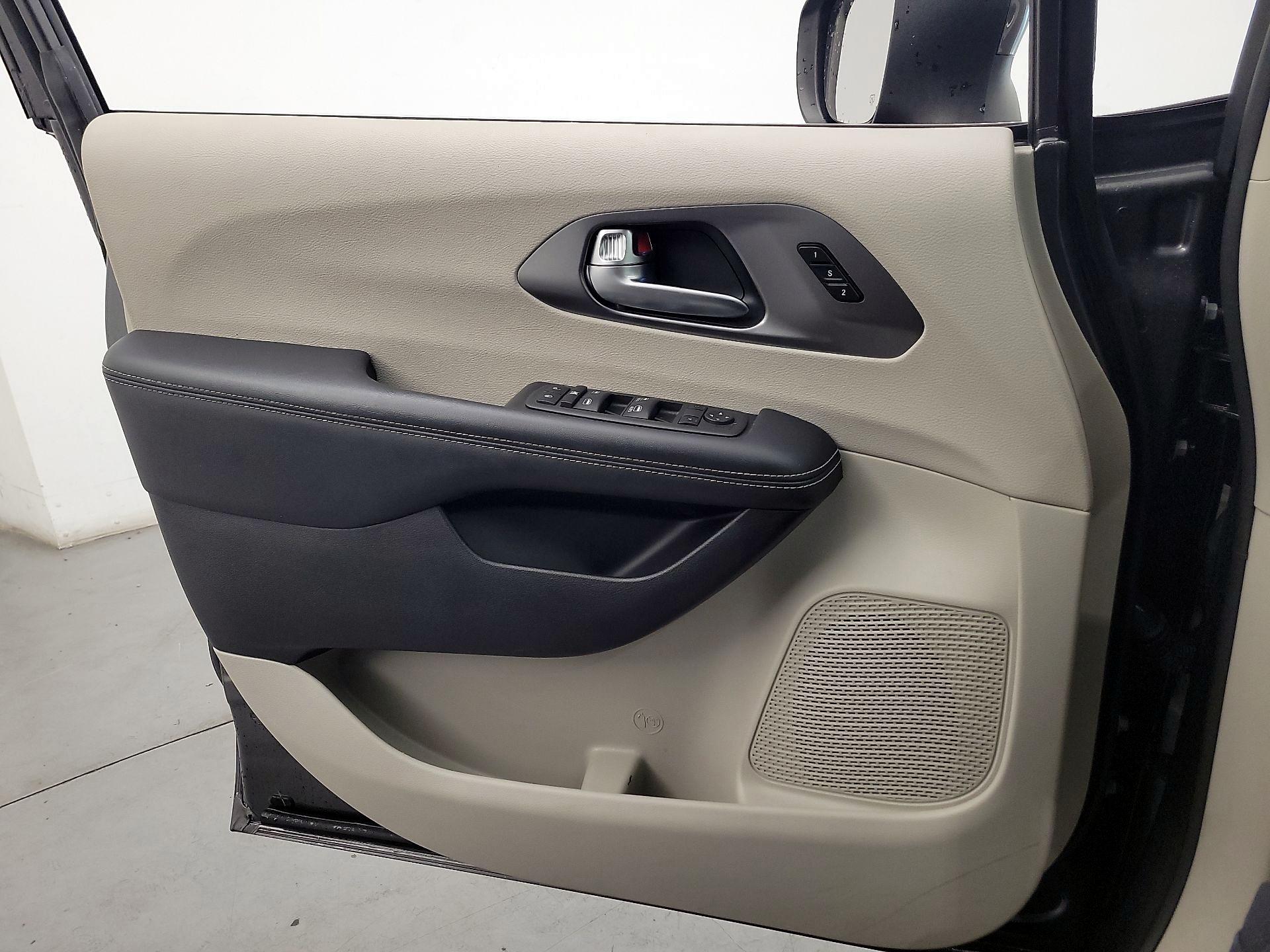 Thumbnail: 2023 Chrysler Pacifica - 12