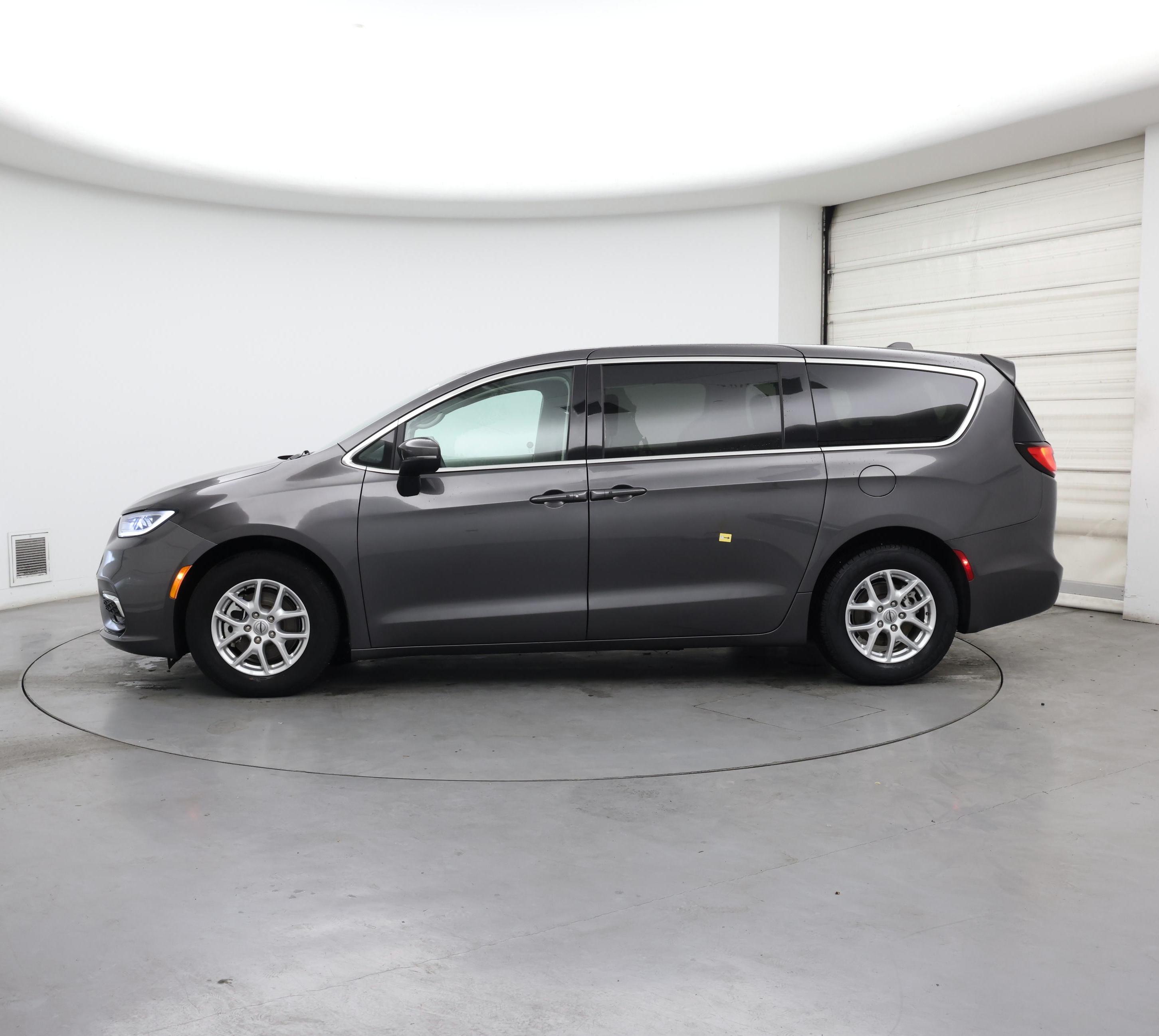 Thumbnail: 2023 Chrysler Pacifica - 3