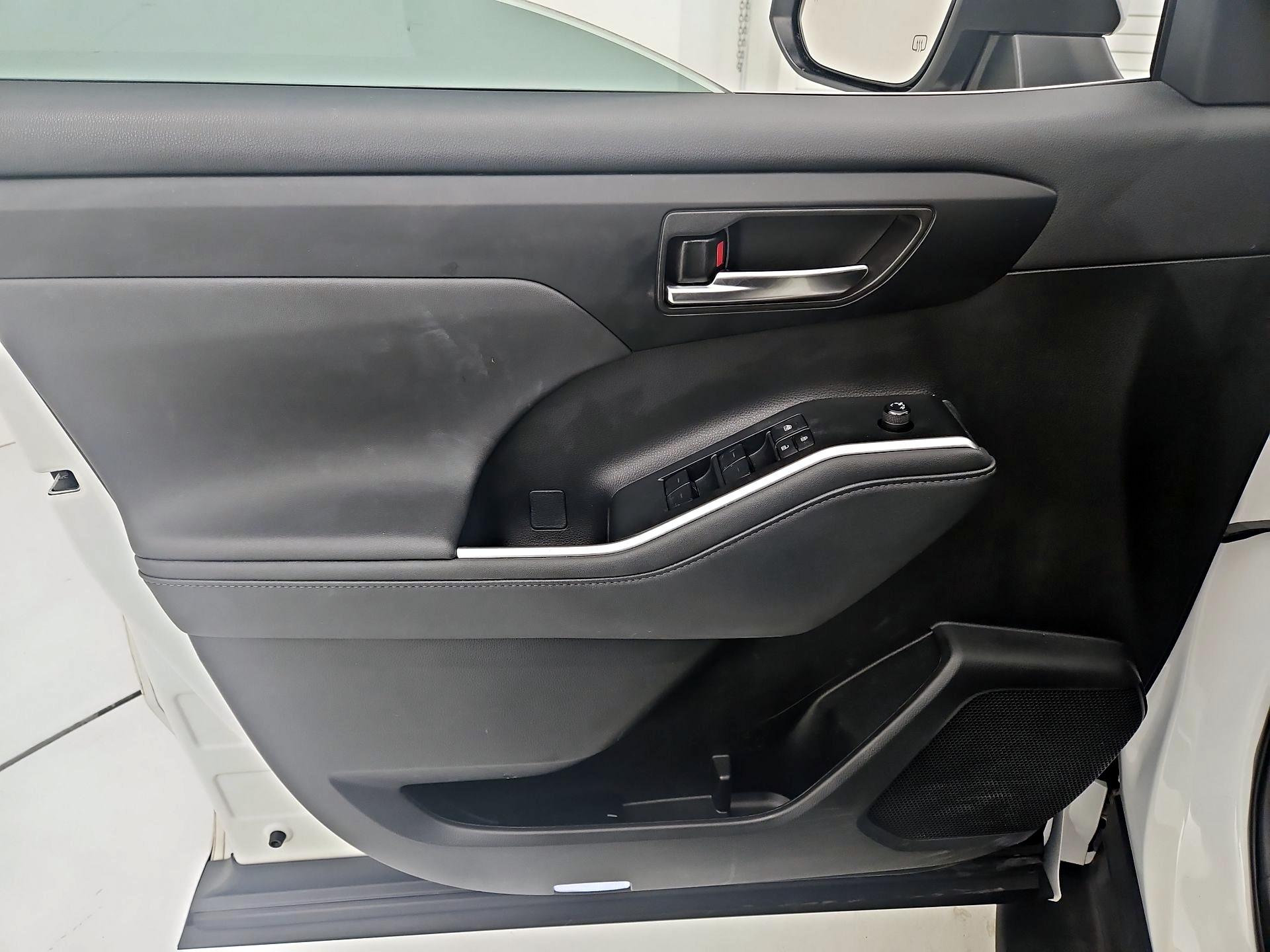 Thumbnail: 2023 Toyota Highlander - 12