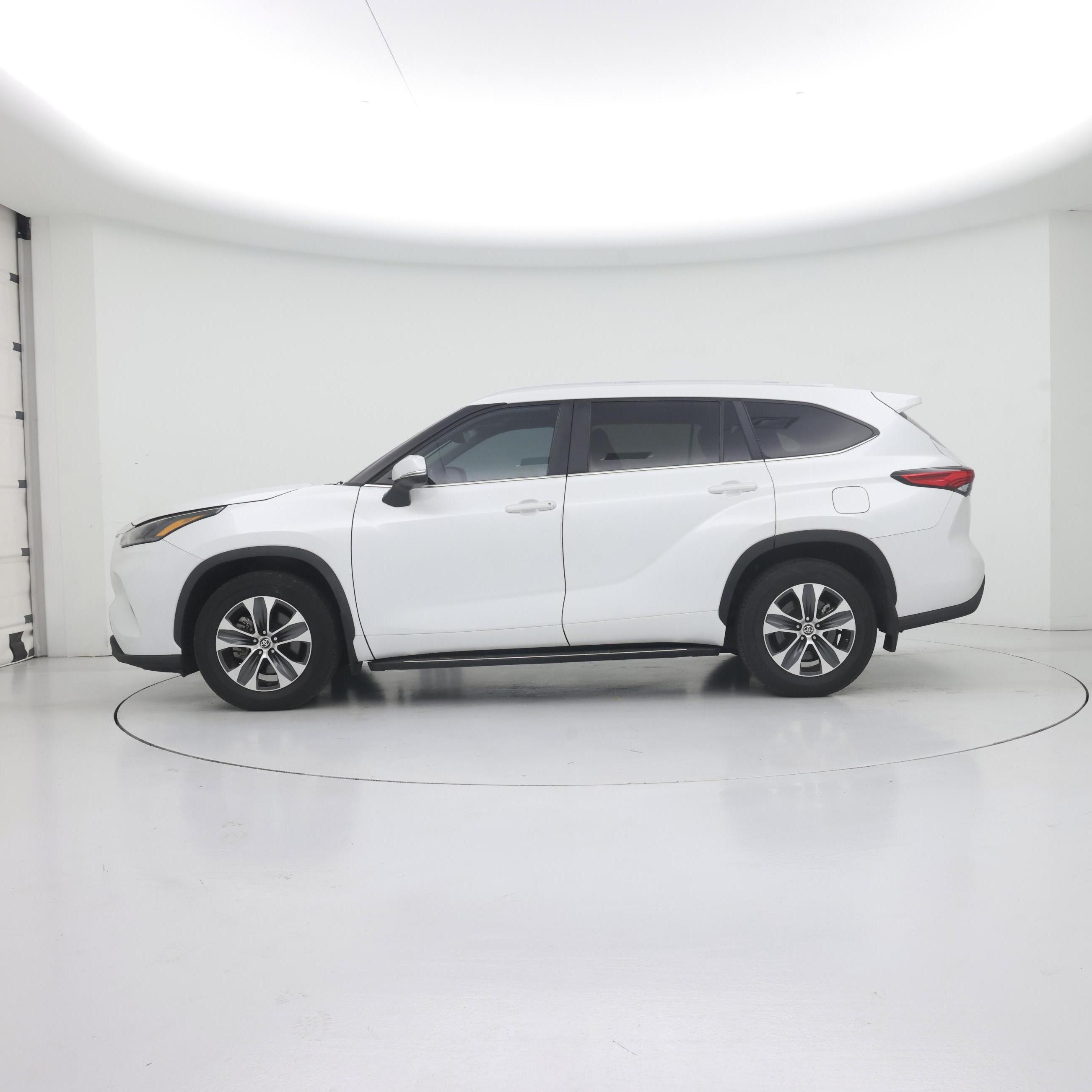 Thumbnail: 2023 Toyota Highlander - 3
