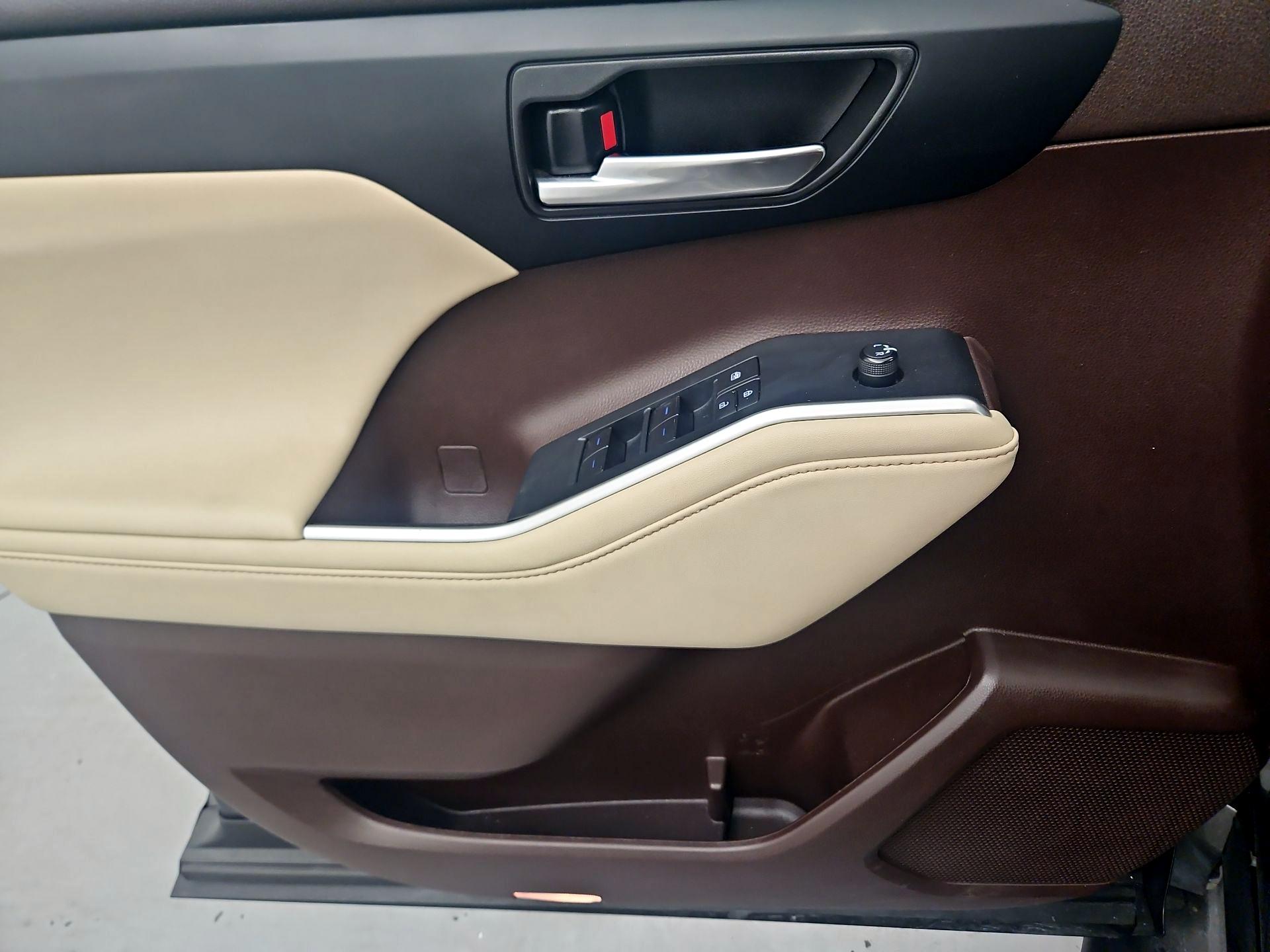 Thumbnail: 2022 Toyota Highlander - 12