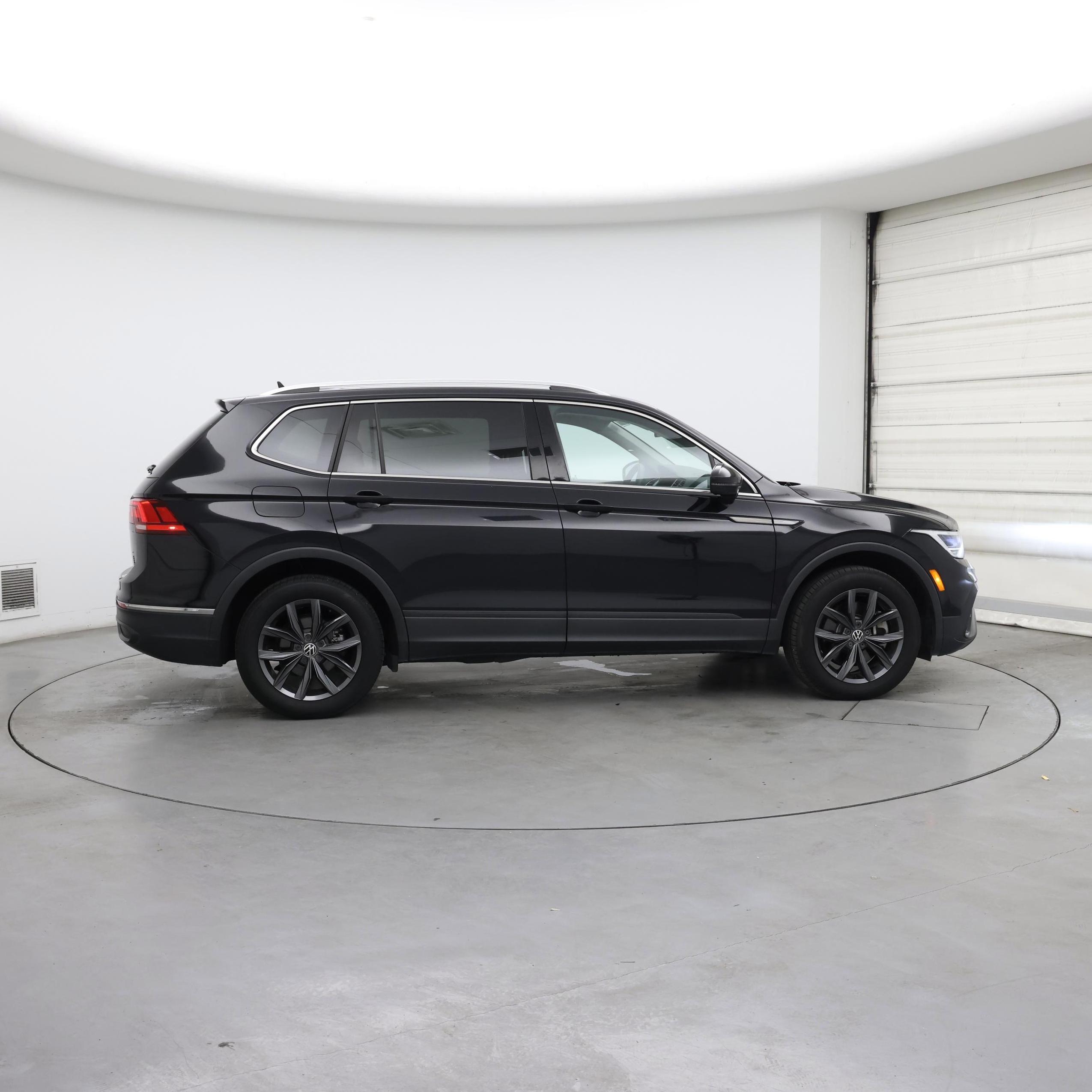 Thumbnail: 2023 Volkswagen Tiguan - 7