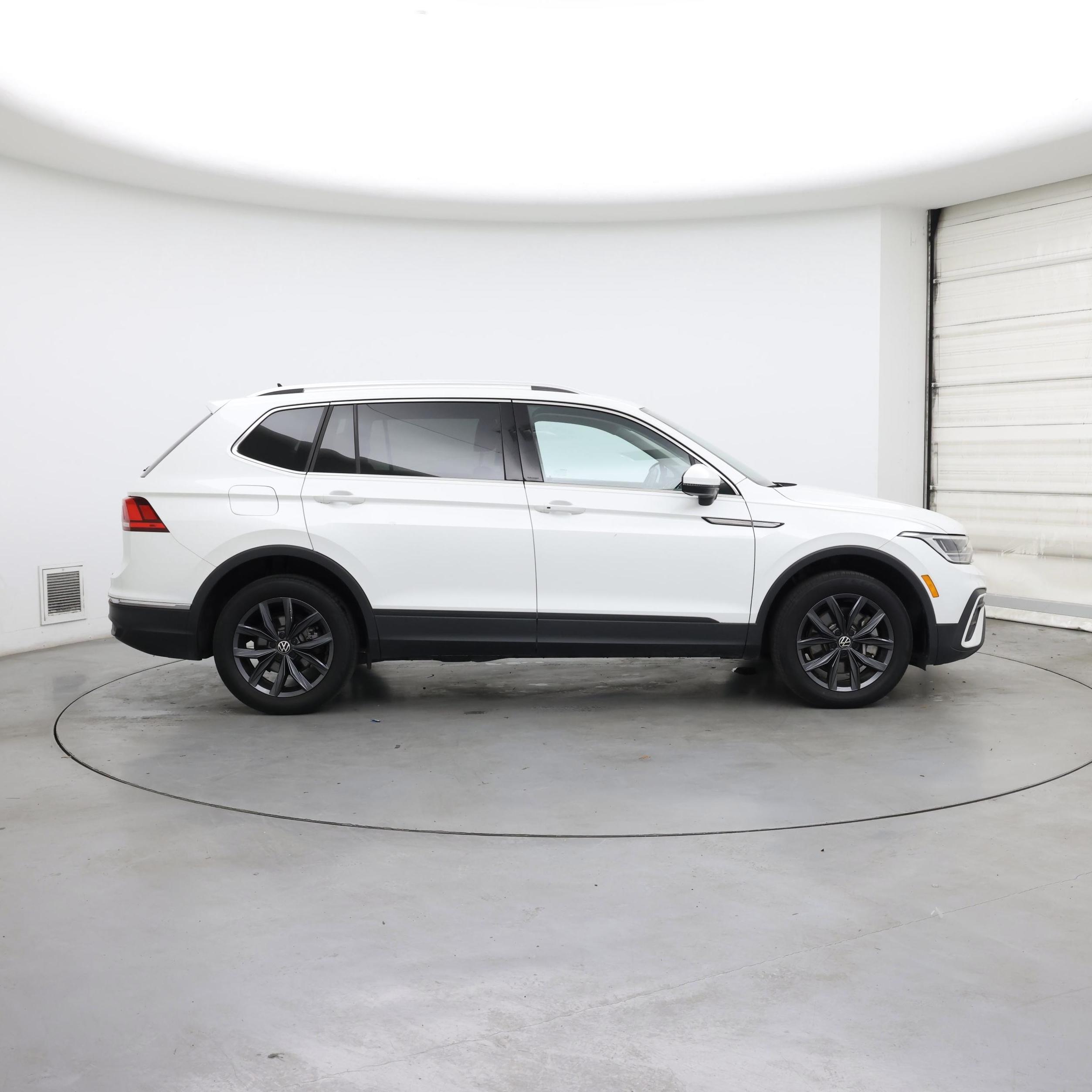 Thumbnail: 2023 Volkswagen Tiguan - 7