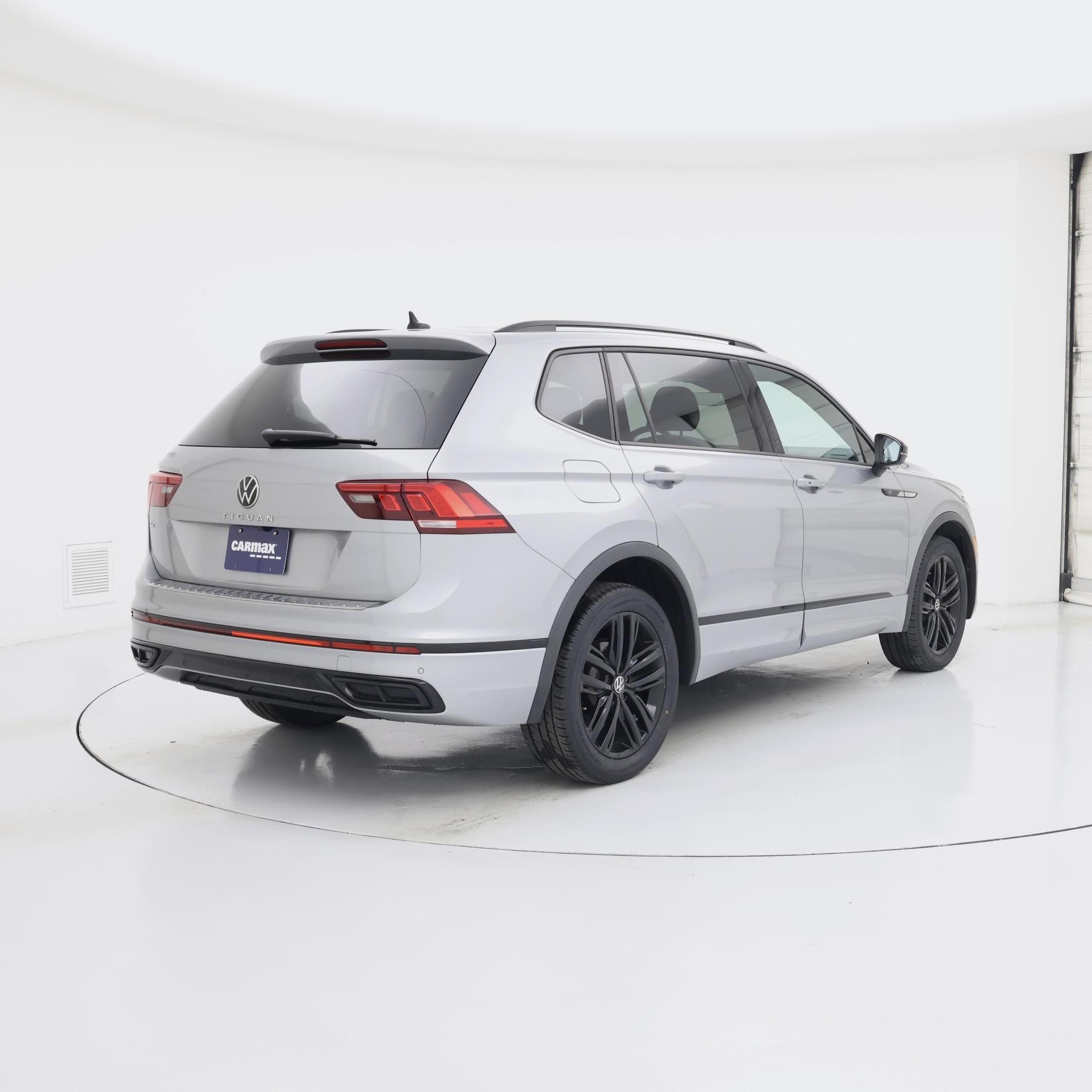 Thumbnail: 2022 Volkswagen Tiguan - 8