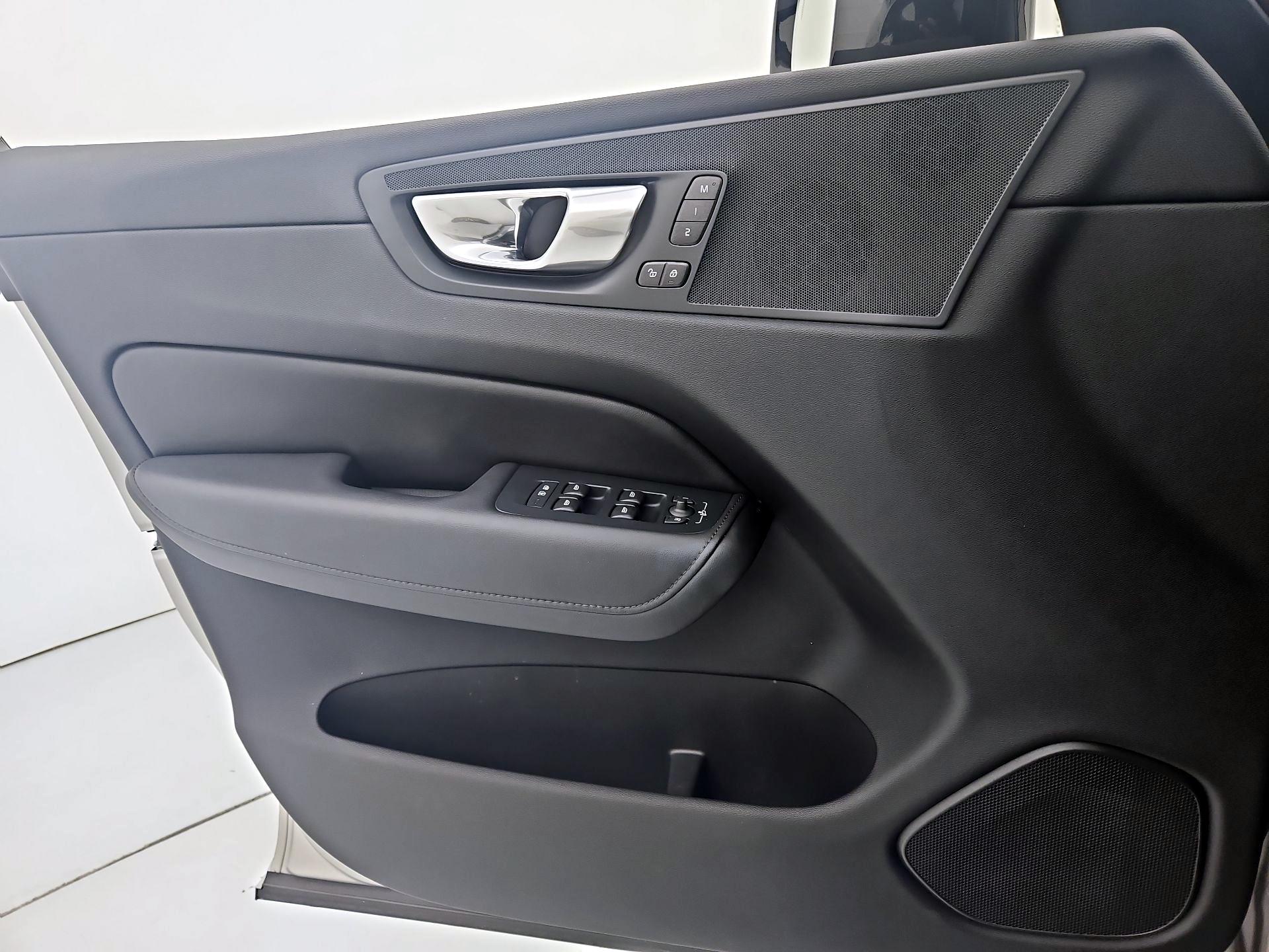 Thumbnail: 2023 Volvo XC60 - 12