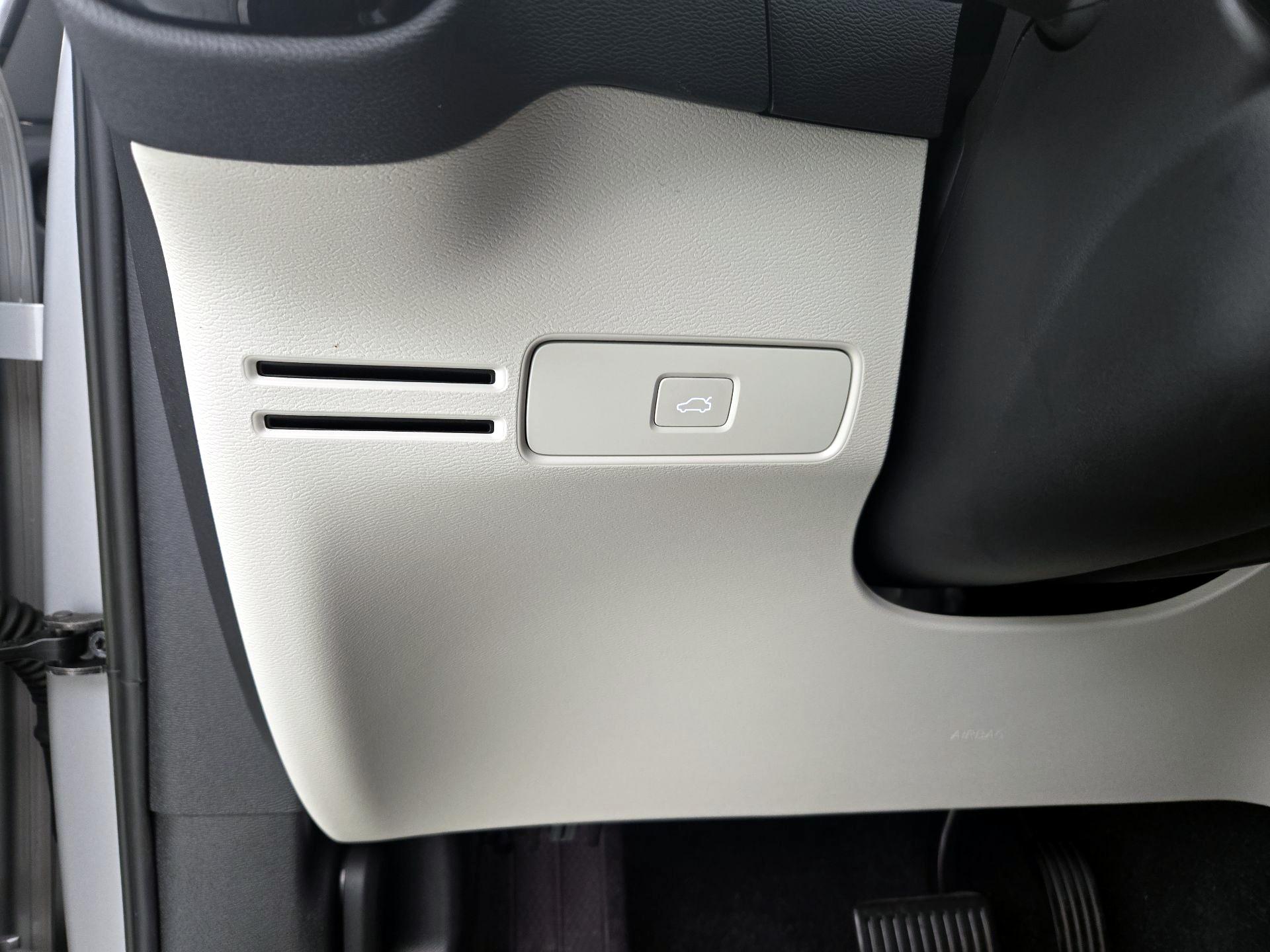 Thumbnail: 2023 Volvo XC40 - 13