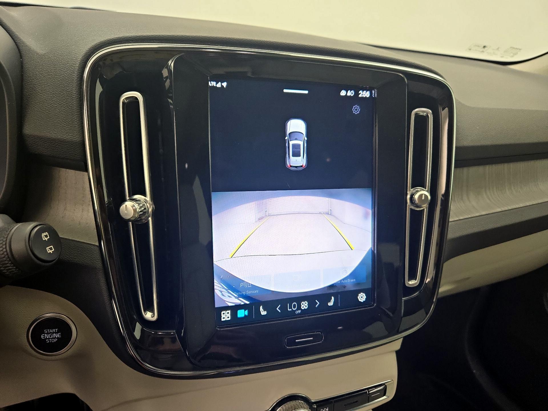 Thumbnail: 2023 Volvo XC40 - 14