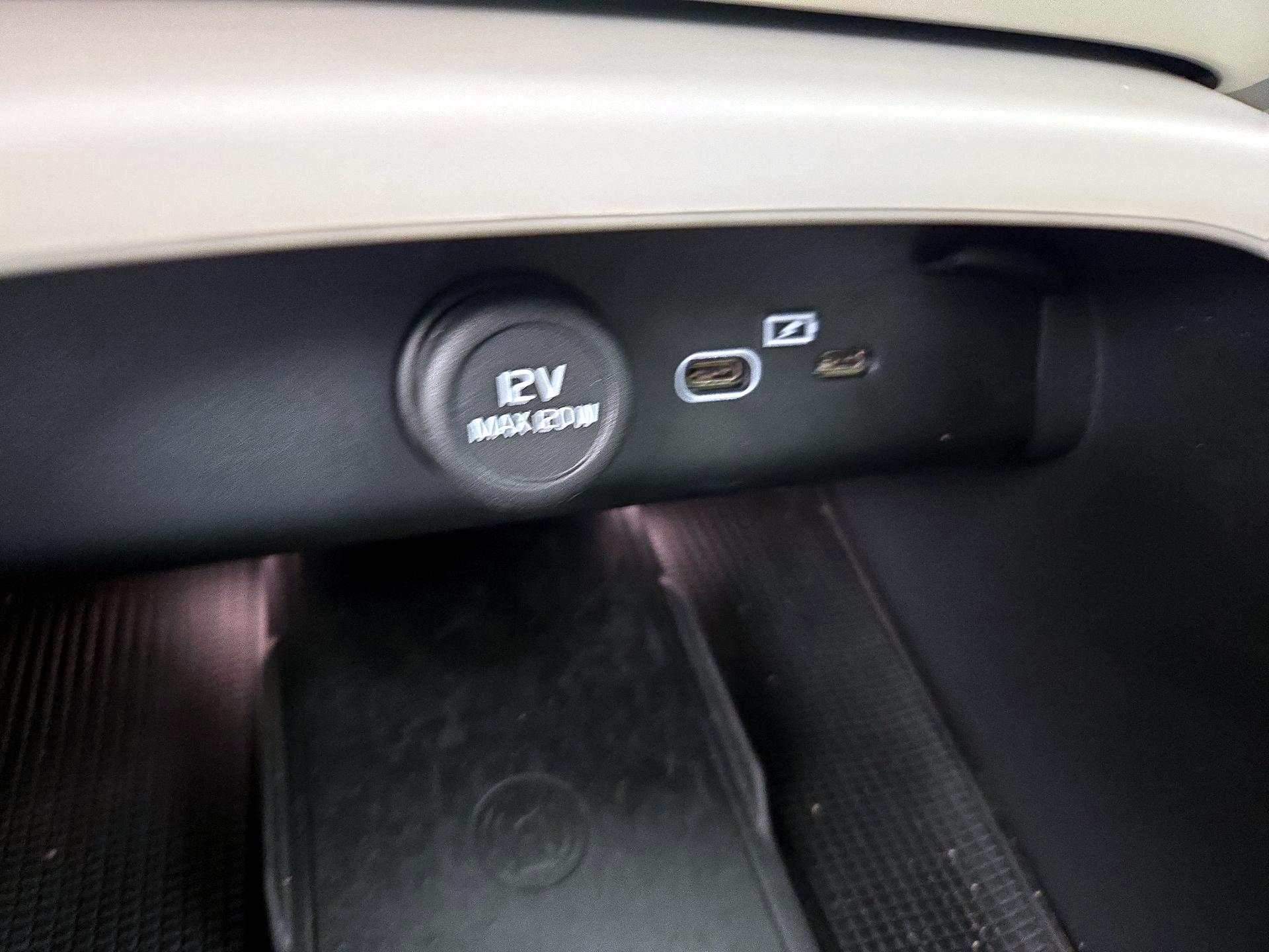 Thumbnail: 2023 Volvo XC40 - 18