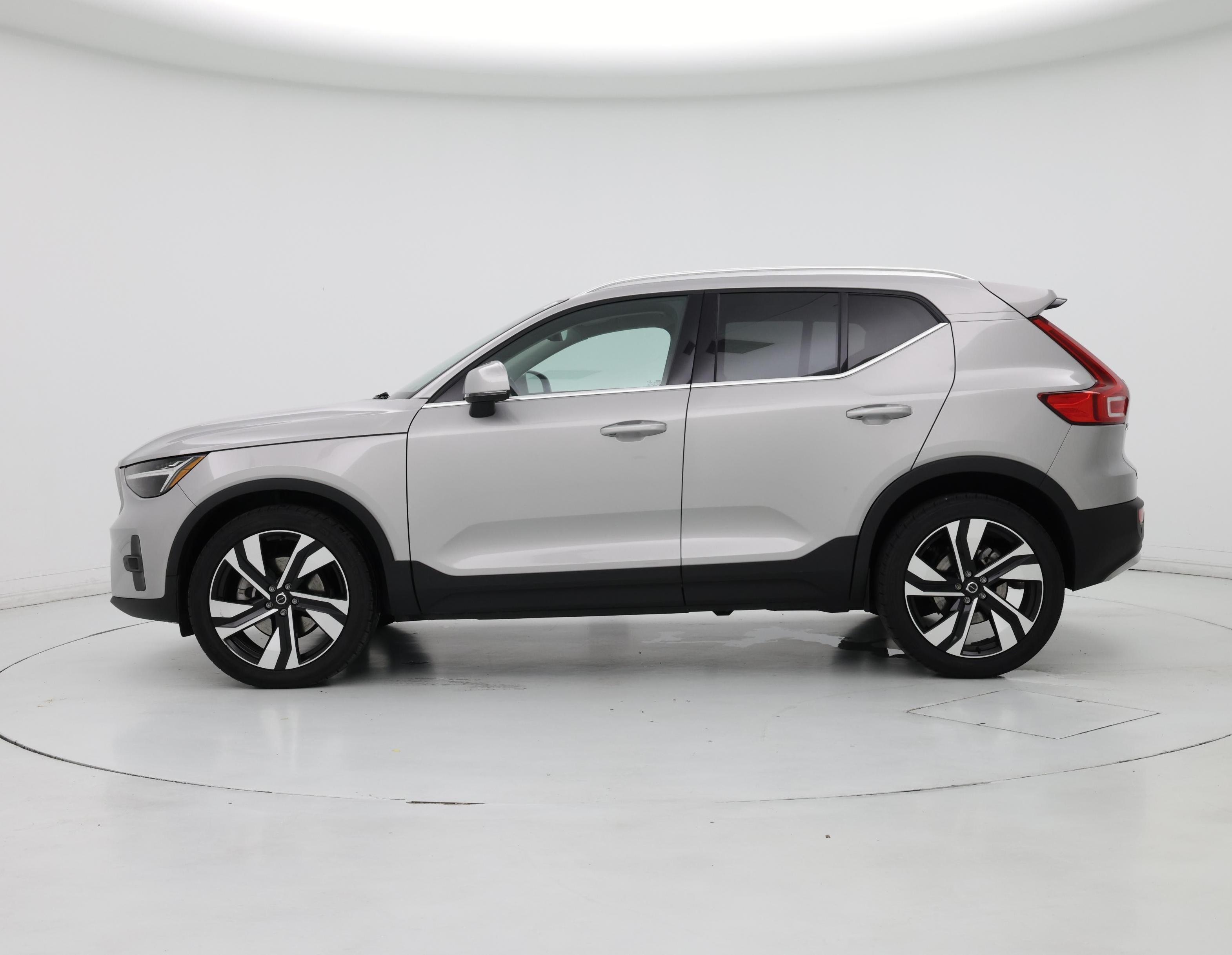 Thumbnail: 2023 Volvo XC40 - 3