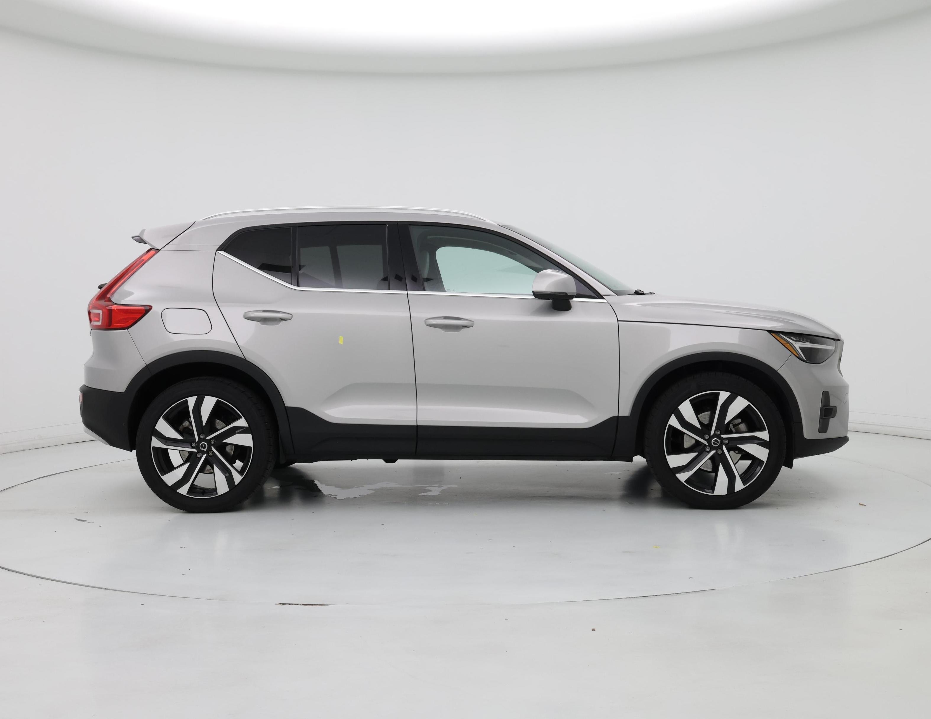 Thumbnail: 2023 Volvo XC40 - 7