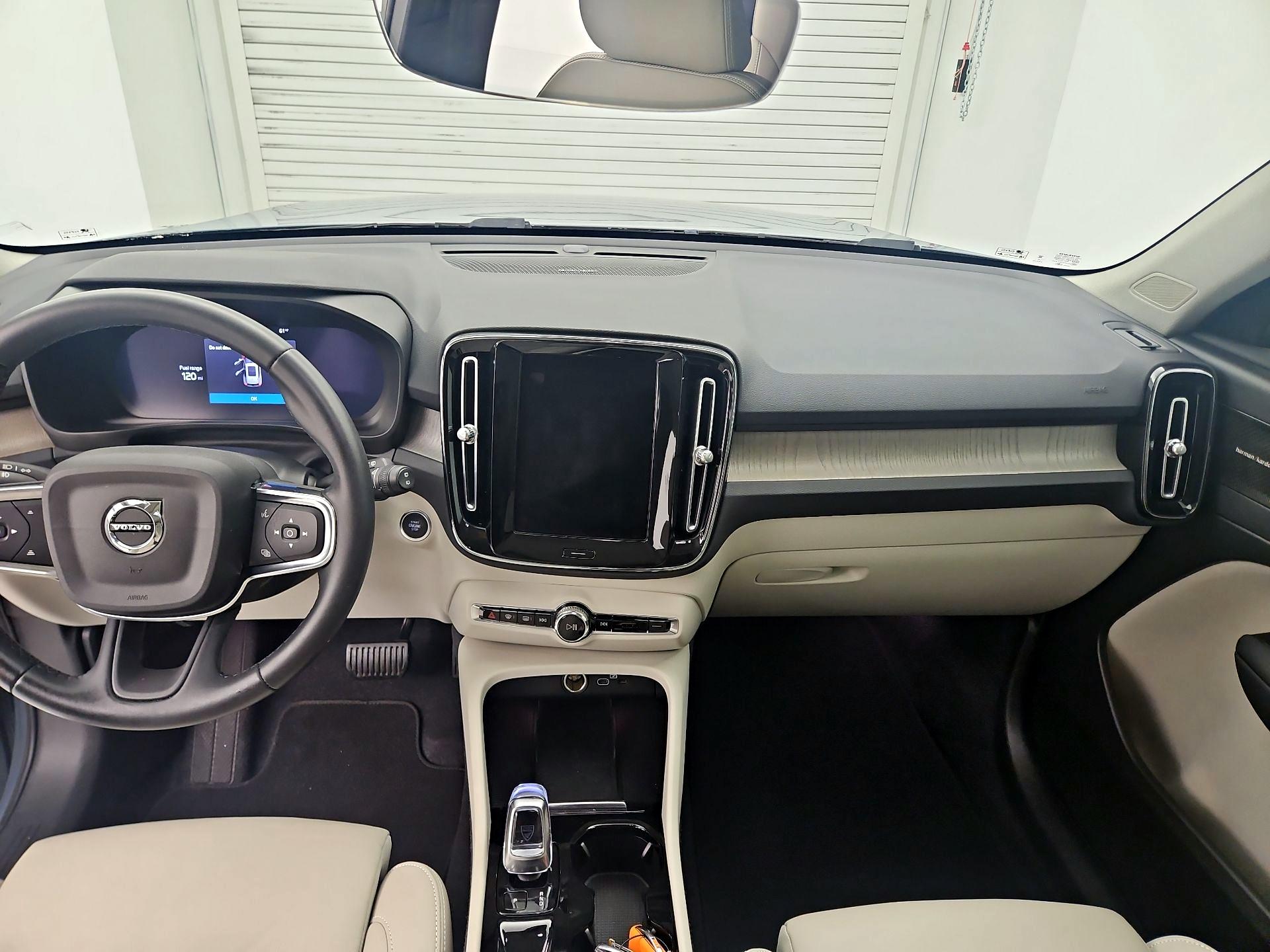 Thumbnail: 2023 Volvo XC40 - 9