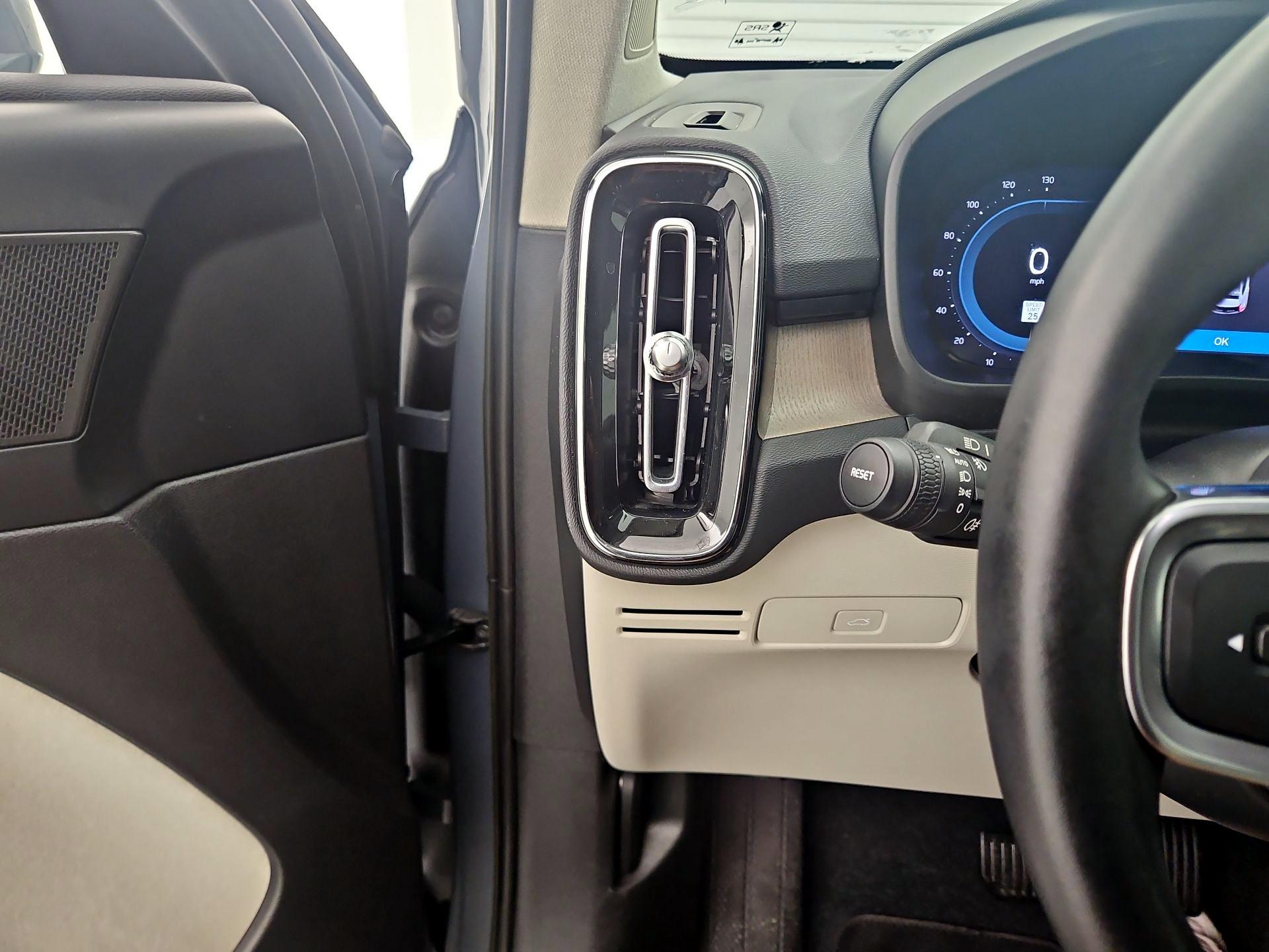 Thumbnail: 2023 Volvo XC40 - 13