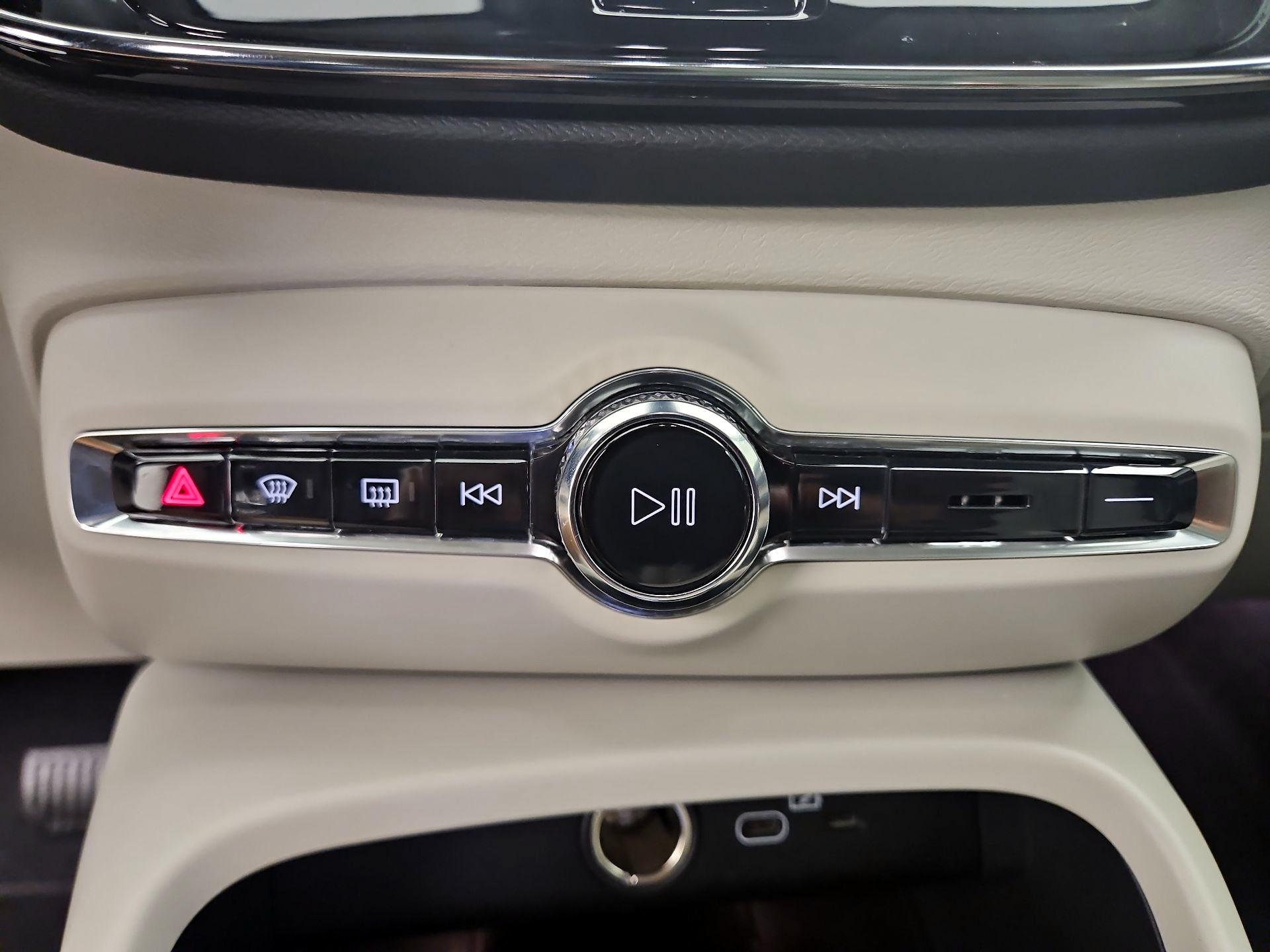 Thumbnail: 2023 Volvo XC40 - 17