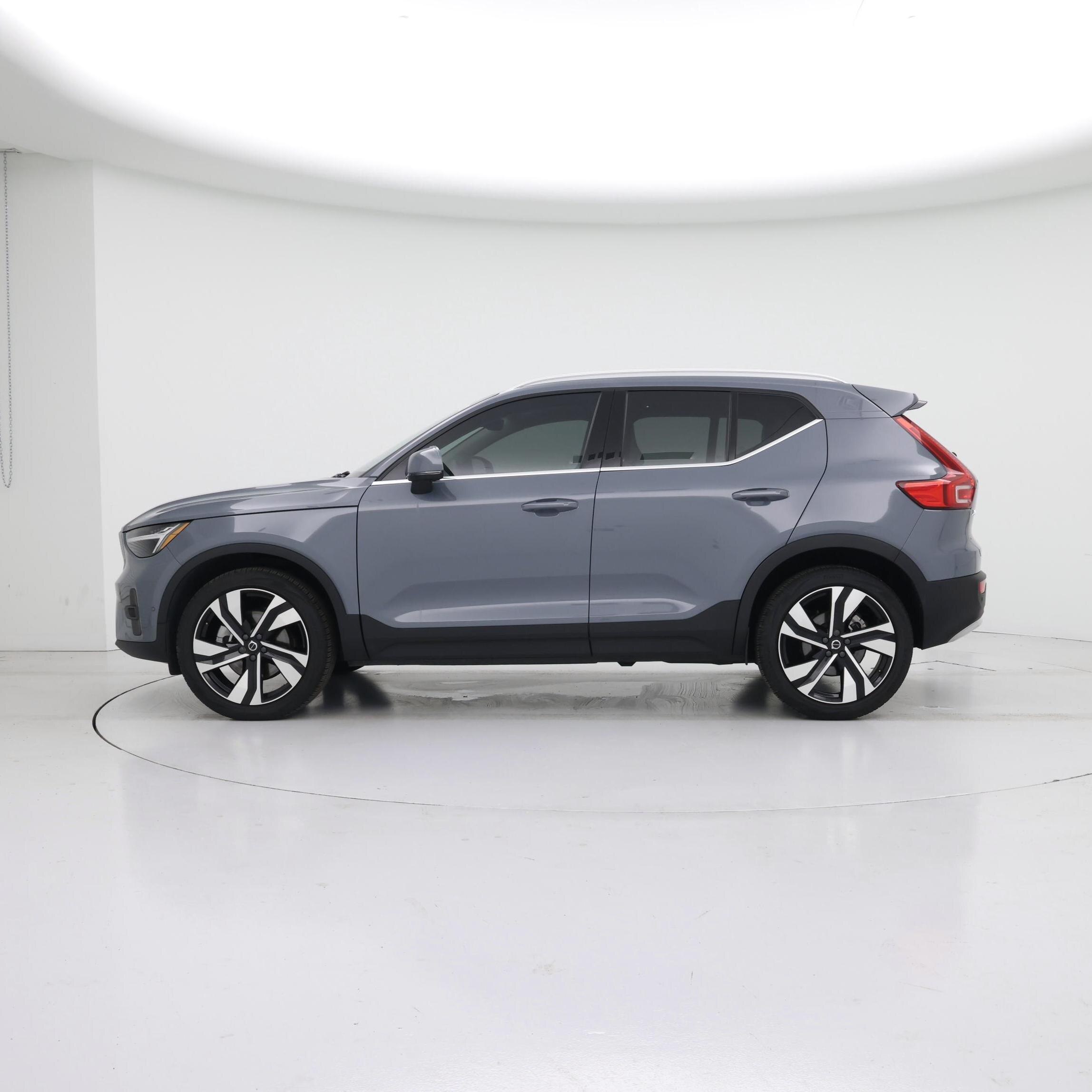 Thumbnail: 2023 Volvo XC40 - 3