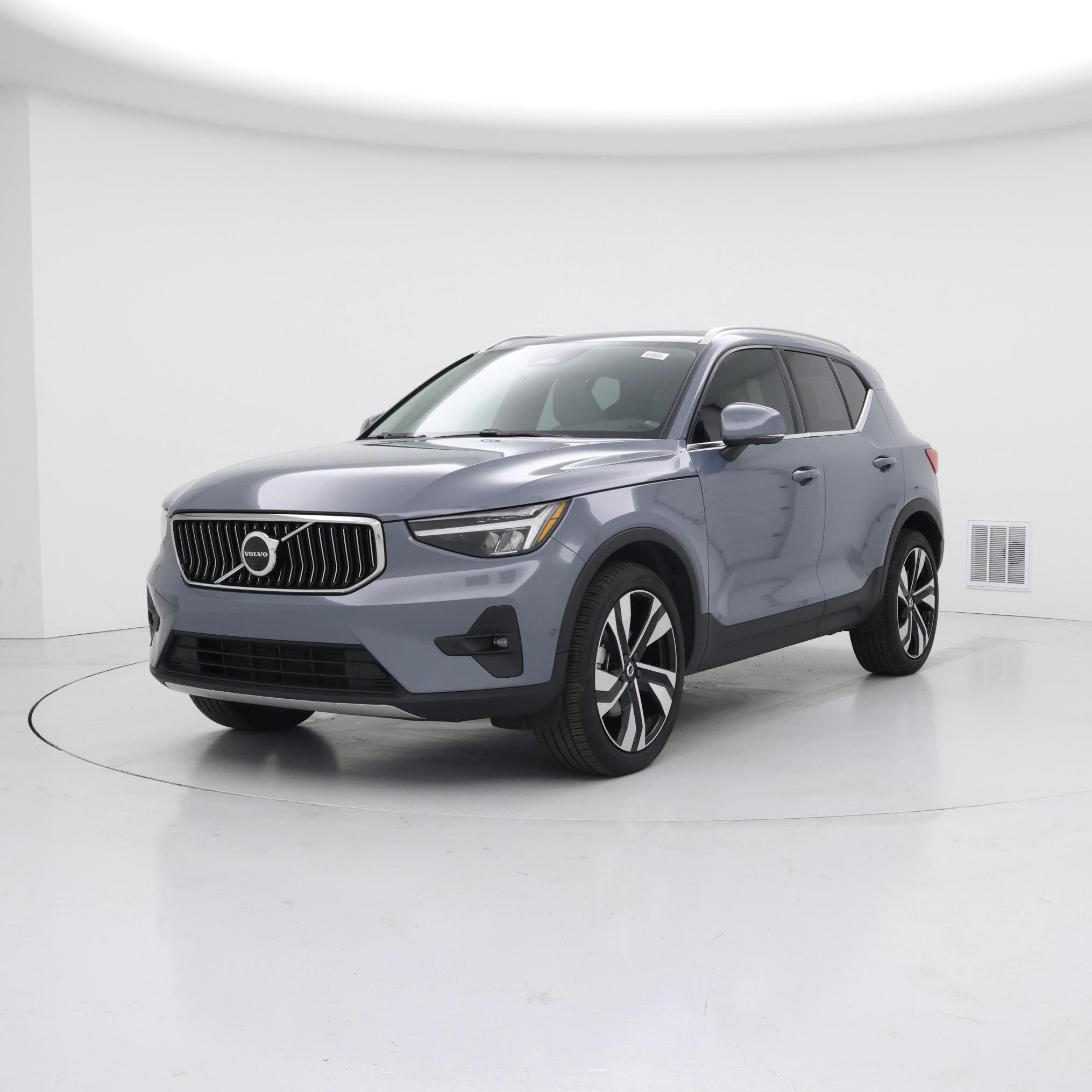 Thumbnail: 2023 Volvo XC40 - 4