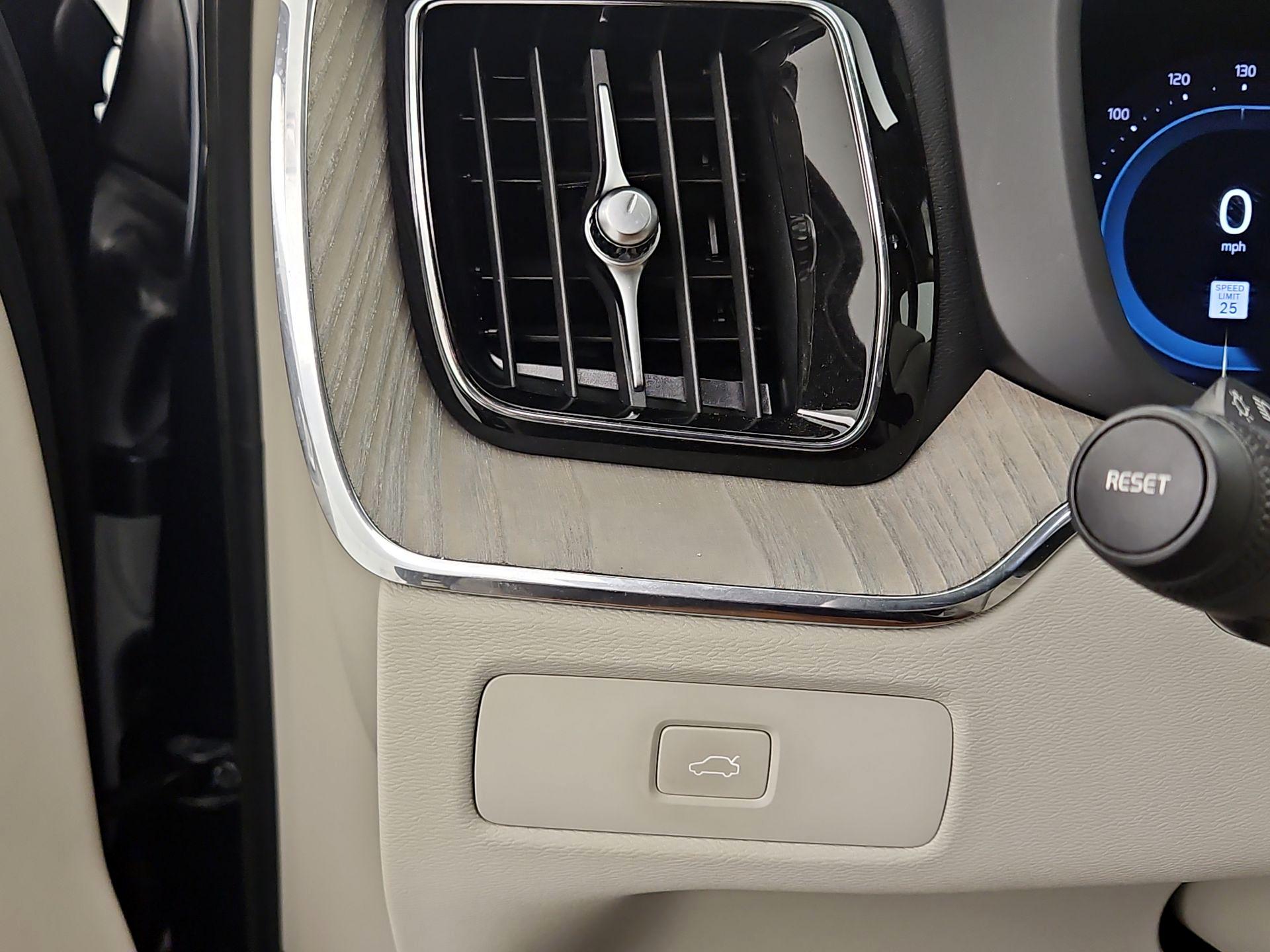 Thumbnail: 2023 Volvo XC60 - 13