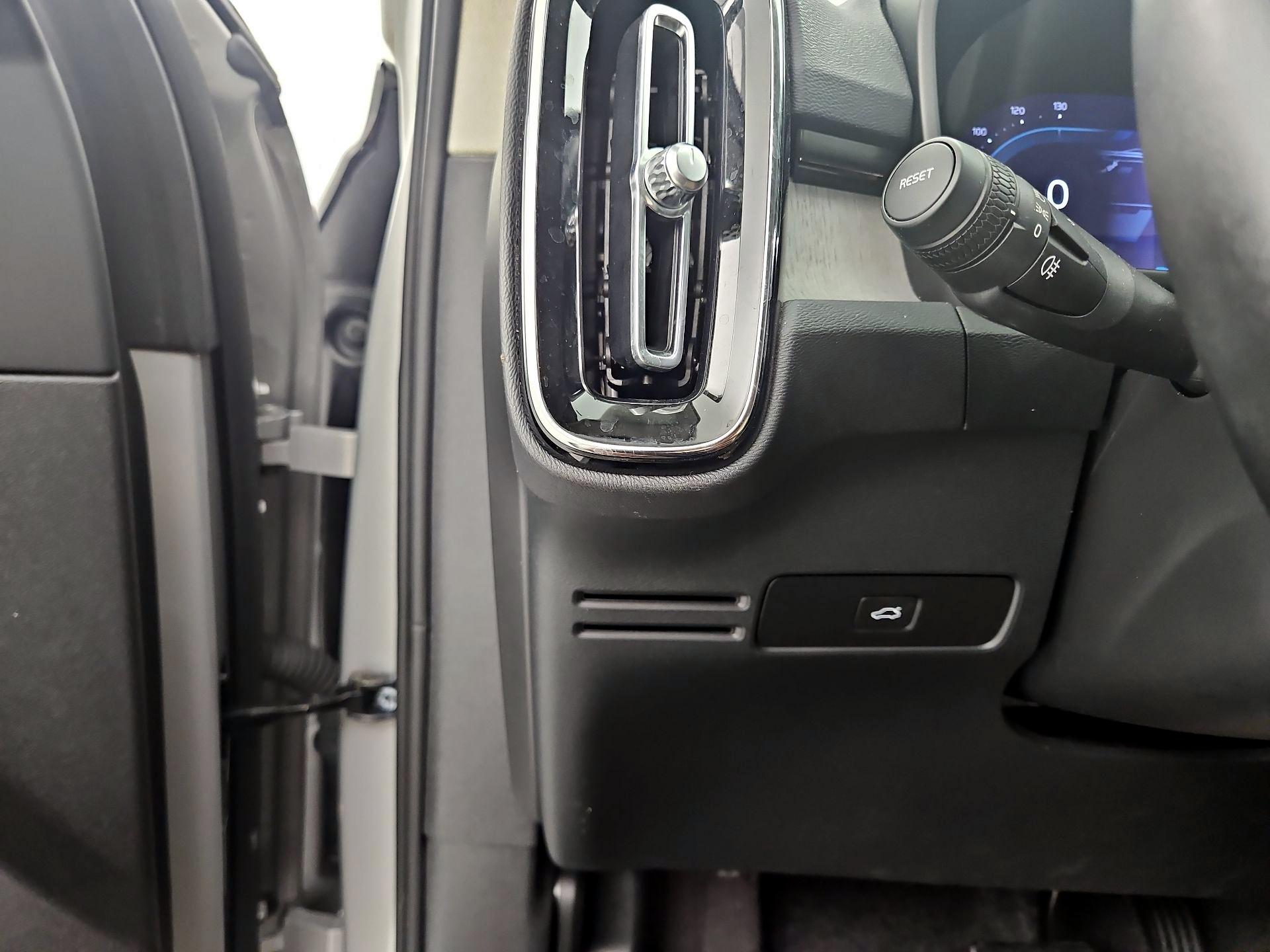 Thumbnail: 2025 Volvo XC40 - 13