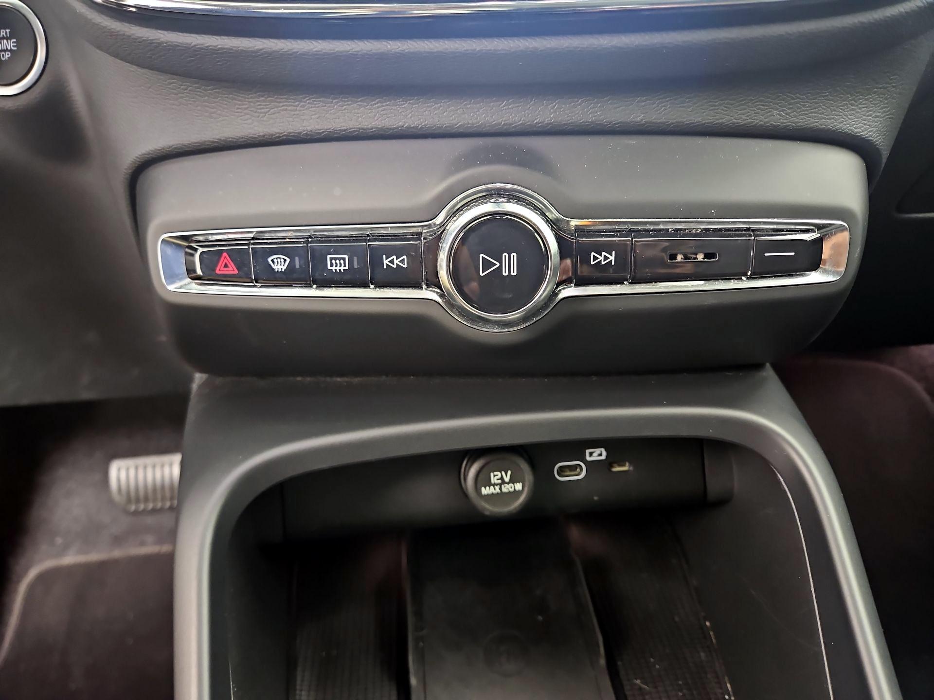 Thumbnail: 2025 Volvo XC40 - 17