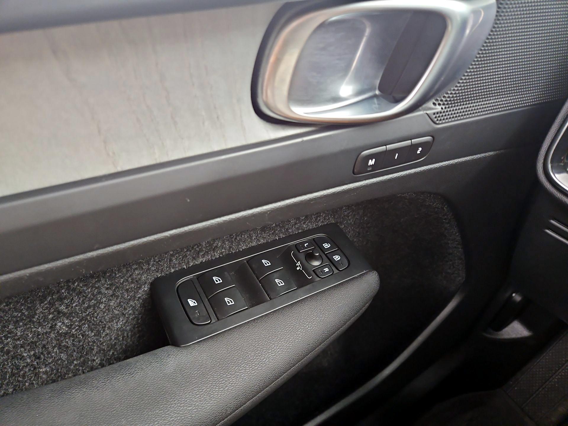 Thumbnail: 2023 Volvo XC40 - 12