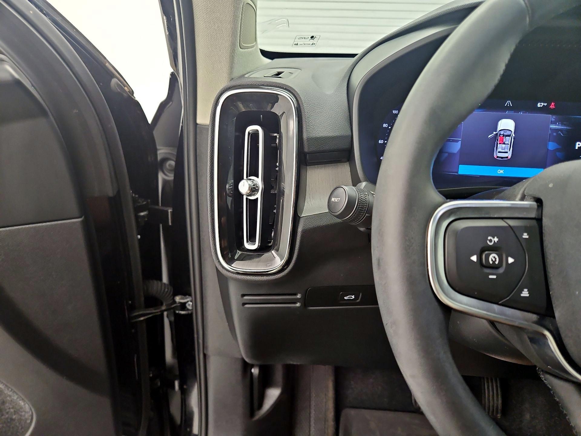 Thumbnail: 2023 Volvo XC40 - 13