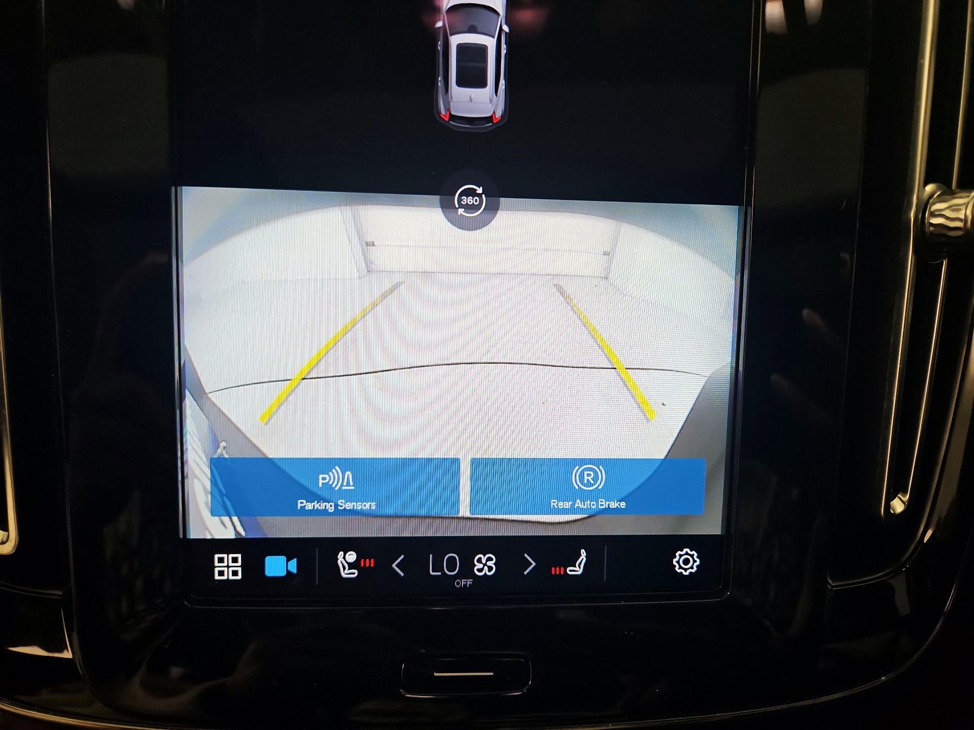 Thumbnail: 2023 Volvo XC40 - 15