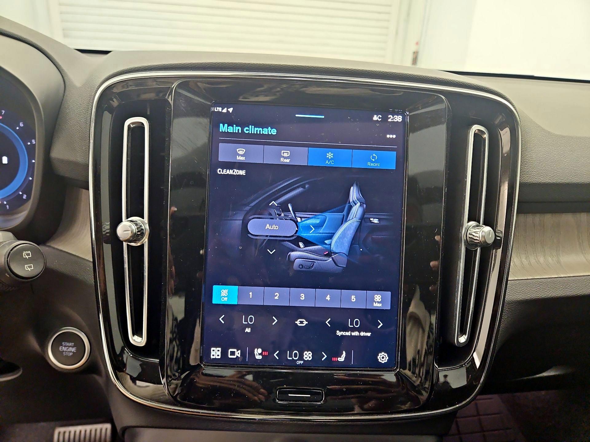 Thumbnail: 2023 Volvo XC40 - 16