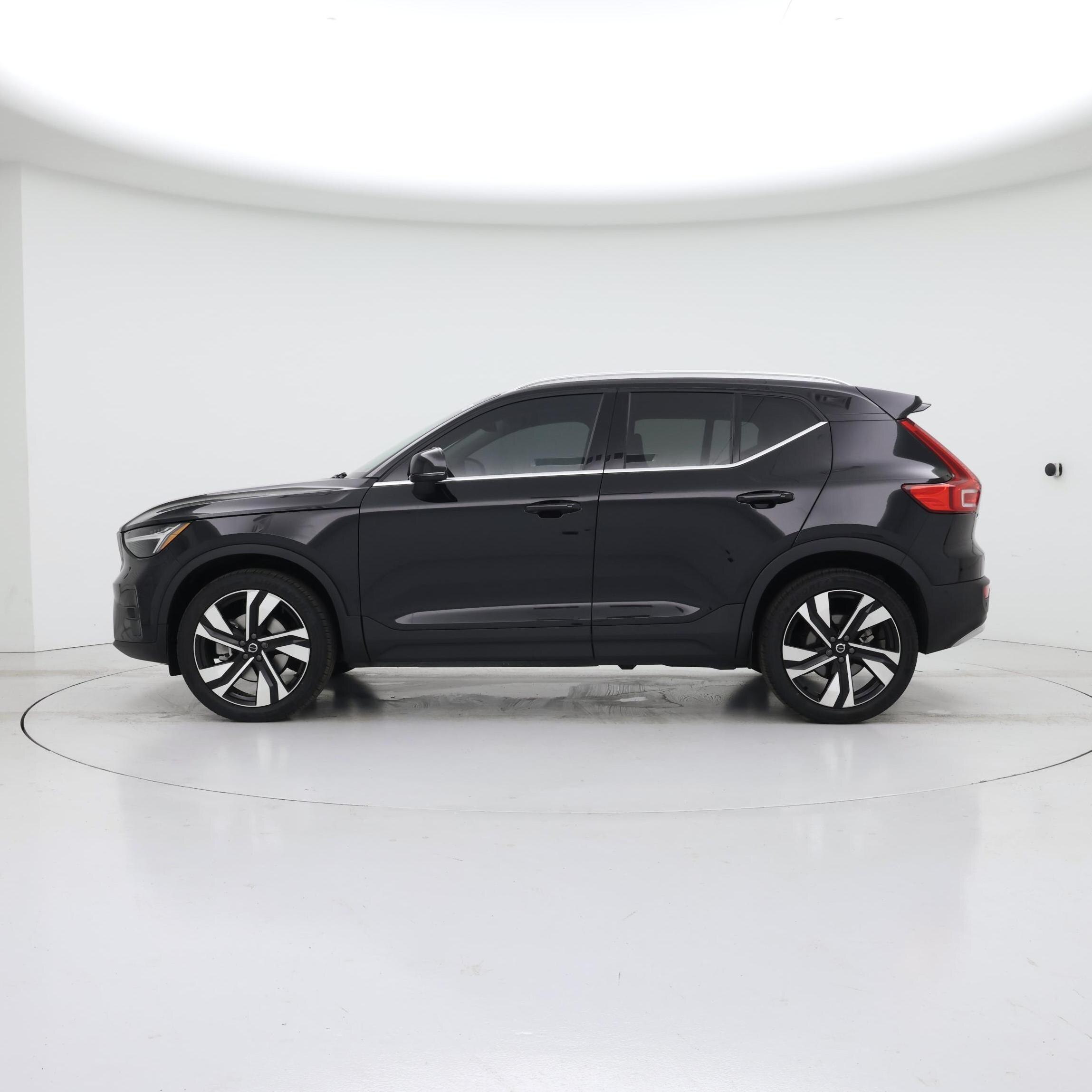 Thumbnail: 2023 Volvo XC40 - 3