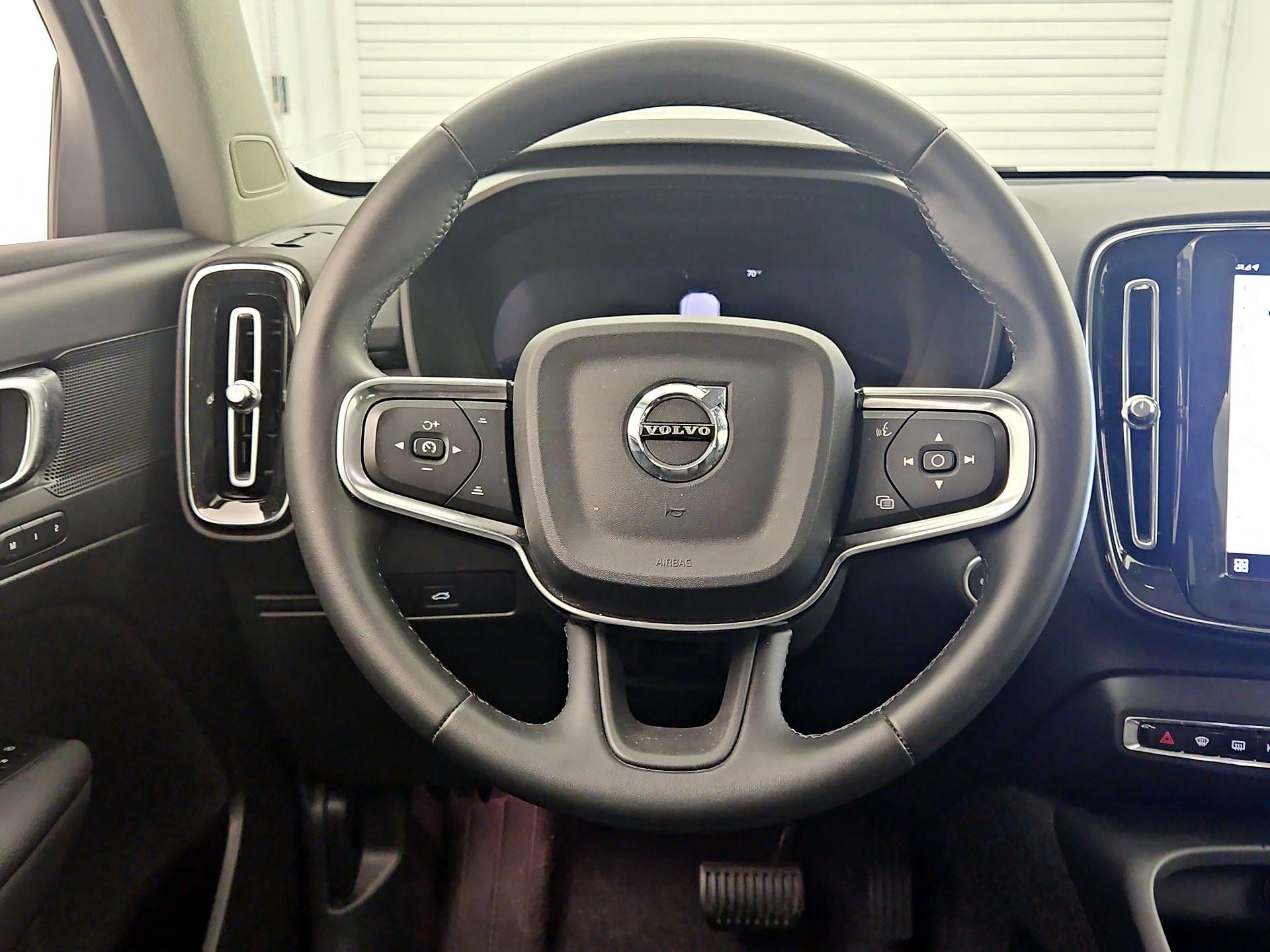 Thumbnail: 2025 Volvo XC40 - 10