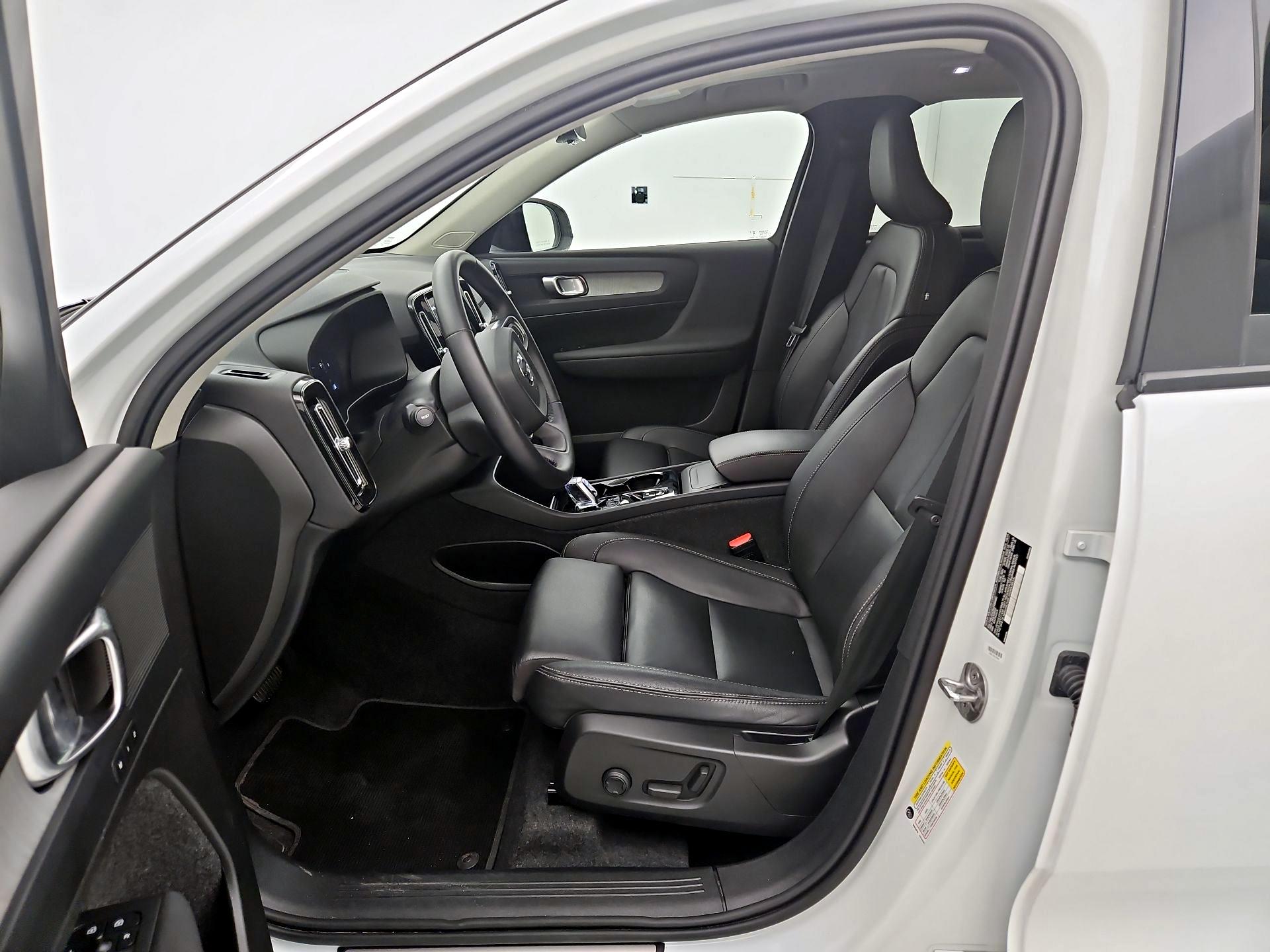 Thumbnail: 2025 Volvo XC40 - 11