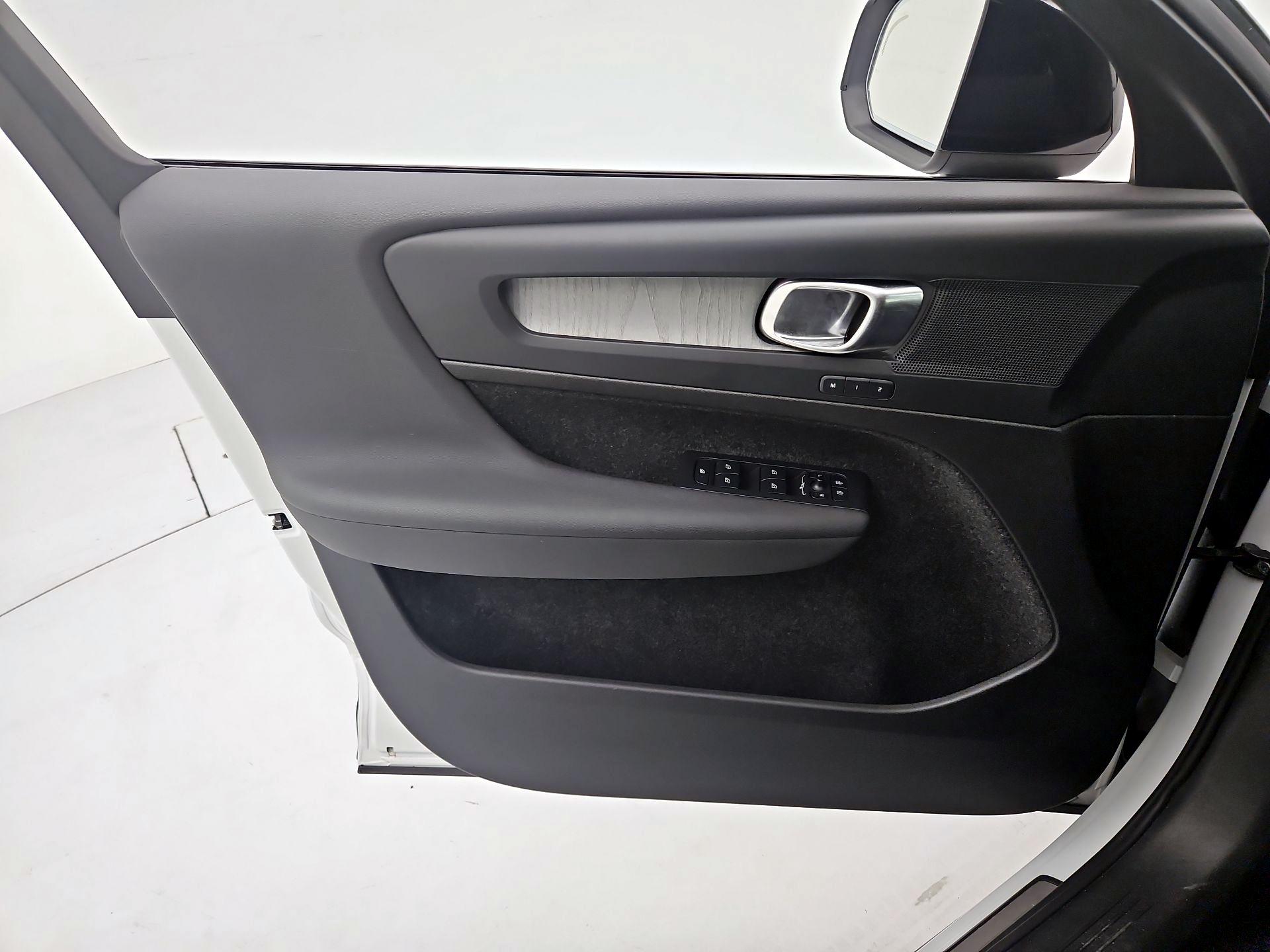 Thumbnail: 2025 Volvo XC40 - 12