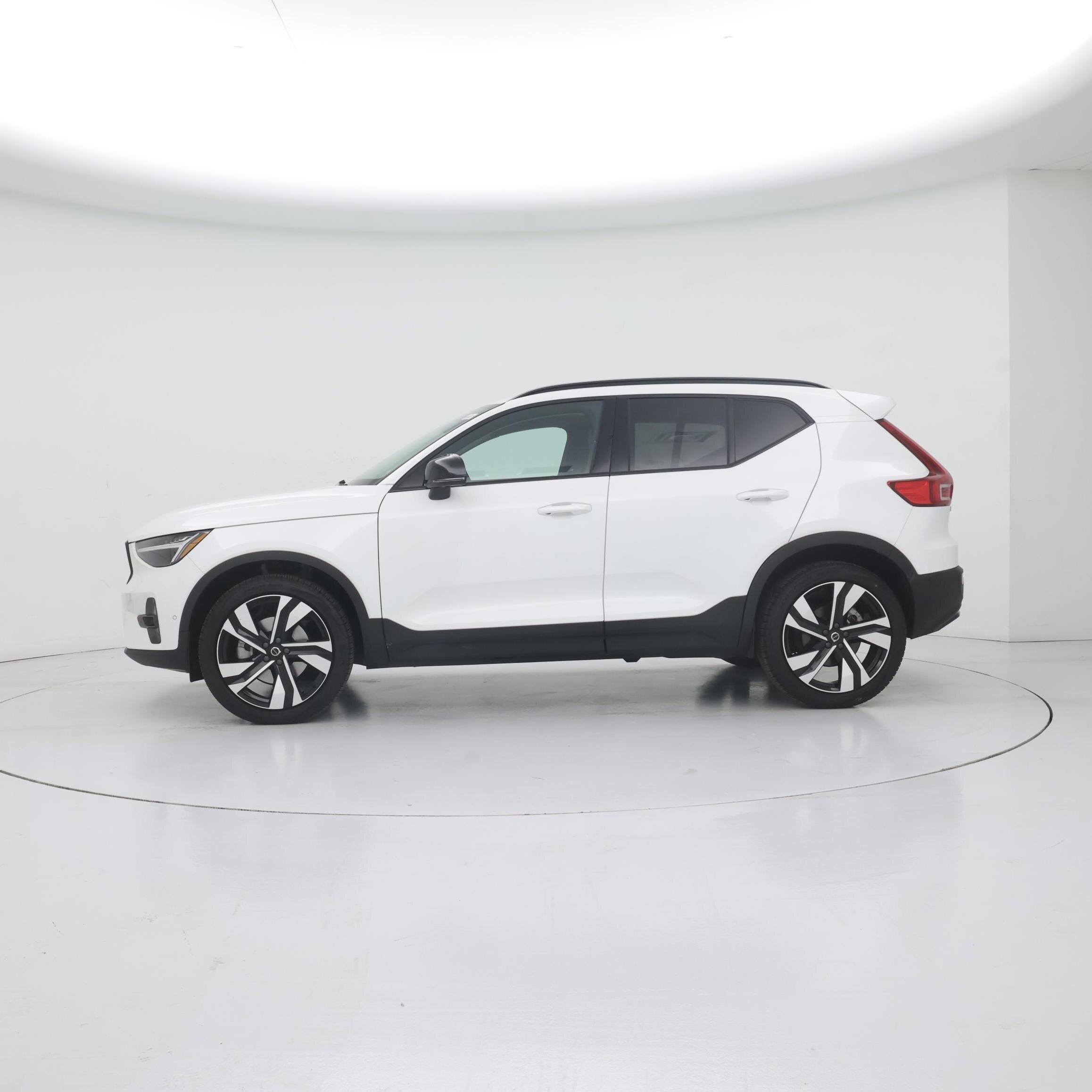 Thumbnail: 2025 Volvo XC40 - 3