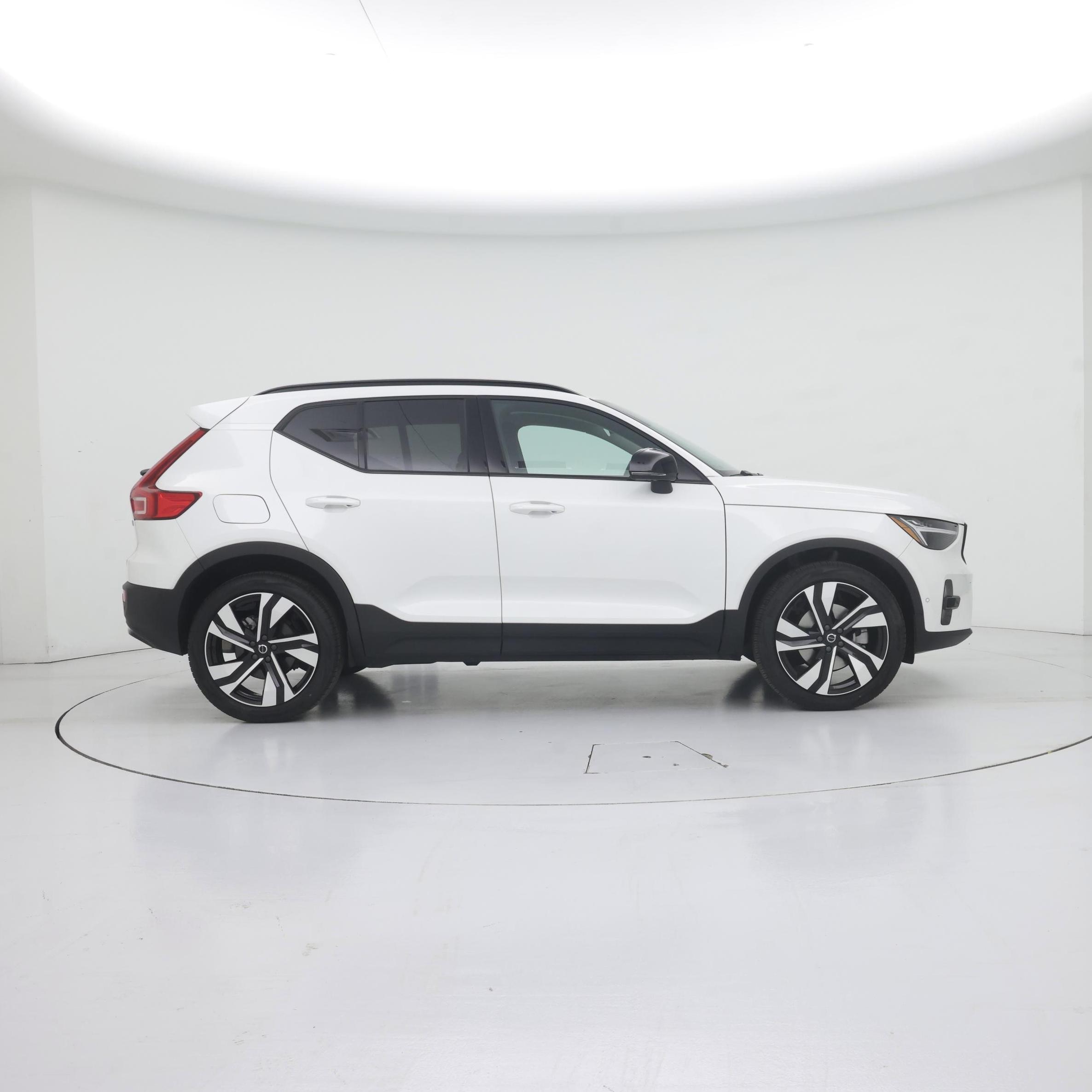 Thumbnail: 2025 Volvo XC40 - 7