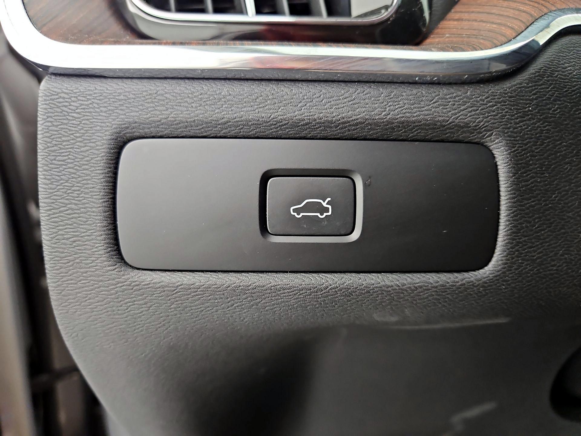 Thumbnail: 2023 Volvo XC60 - 13