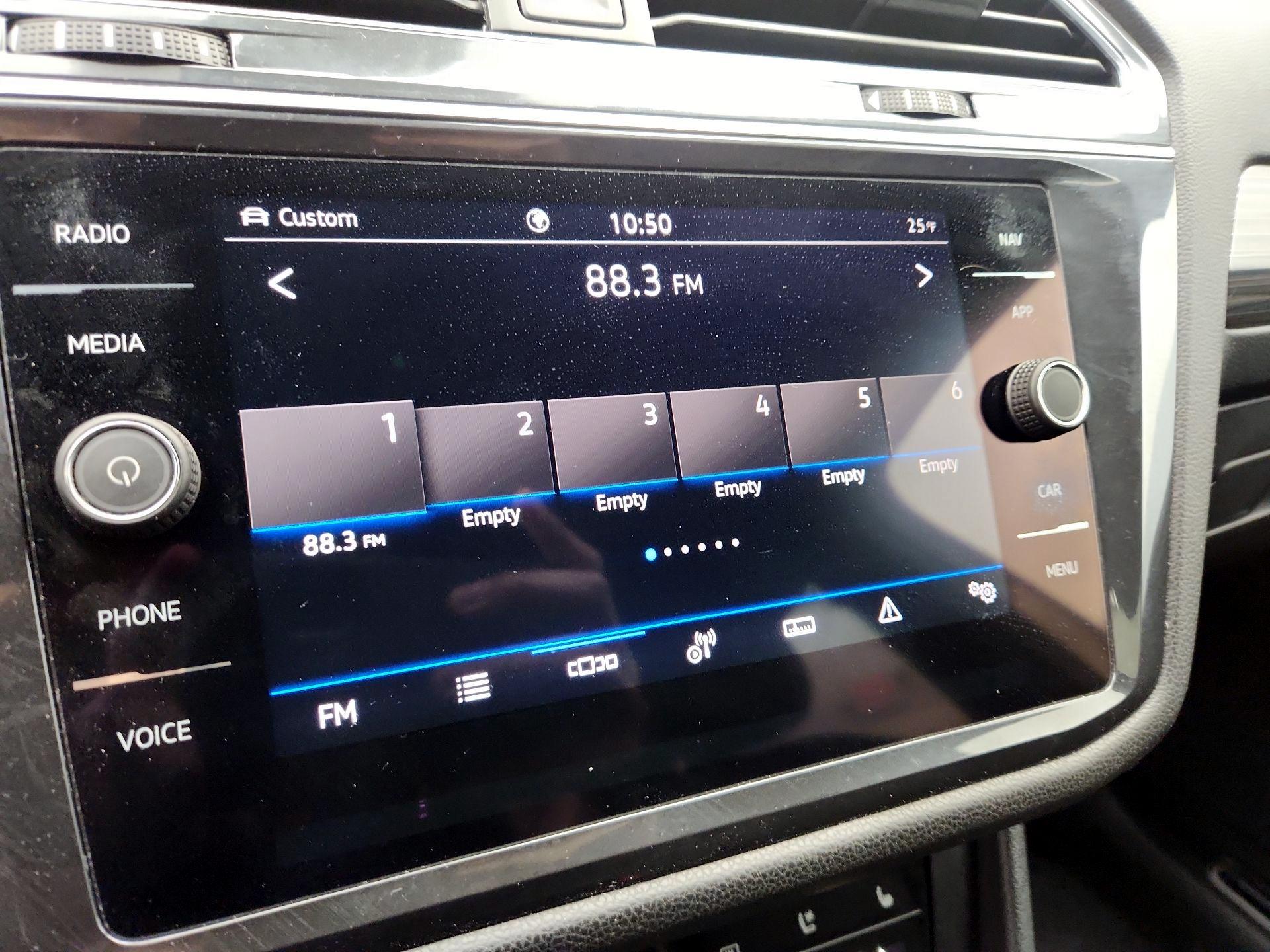 Thumbnail: 2022 Volkswagen Tiguan - 15