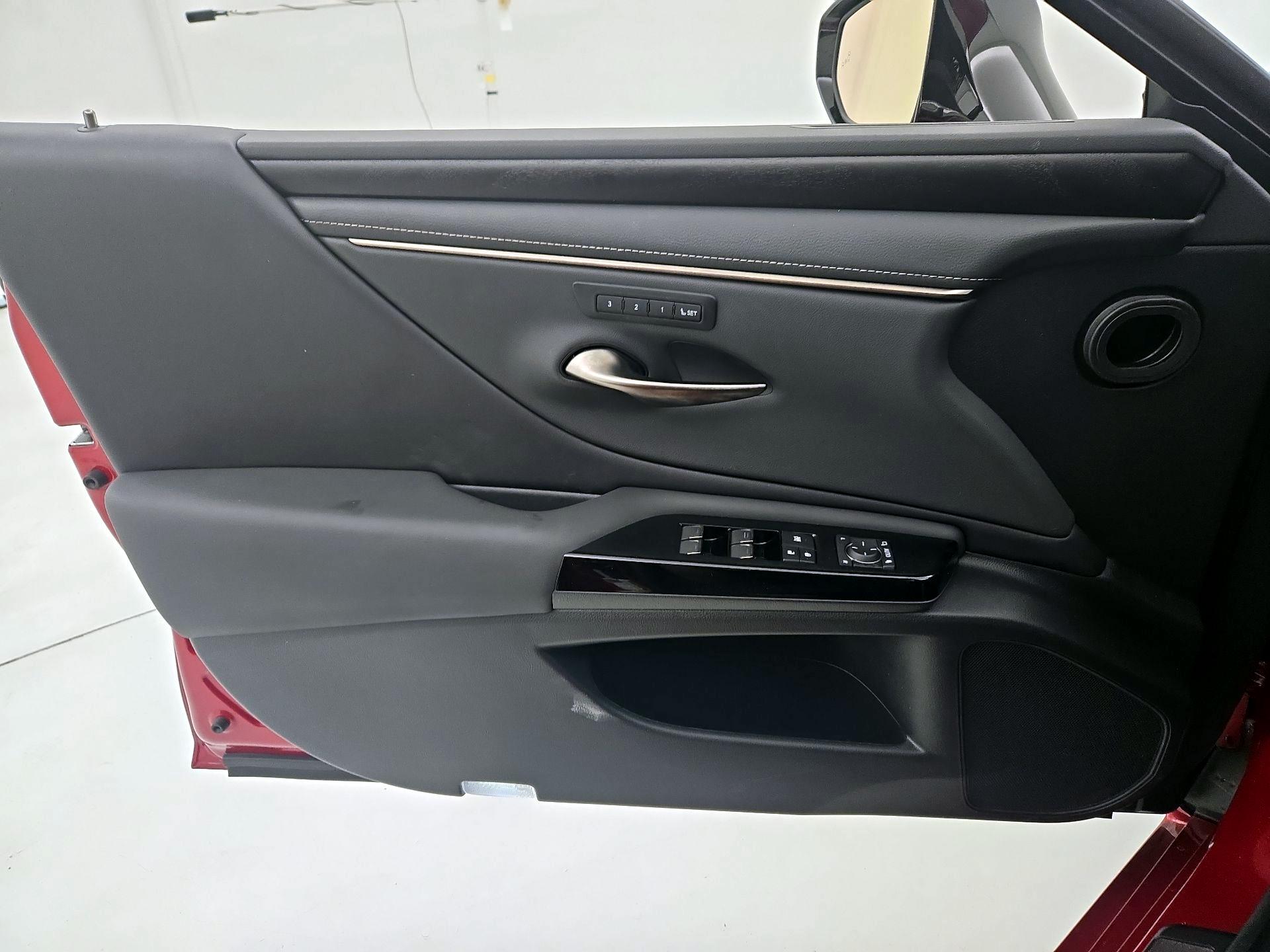 Thumbnail: 2022 Lexus ES - 12