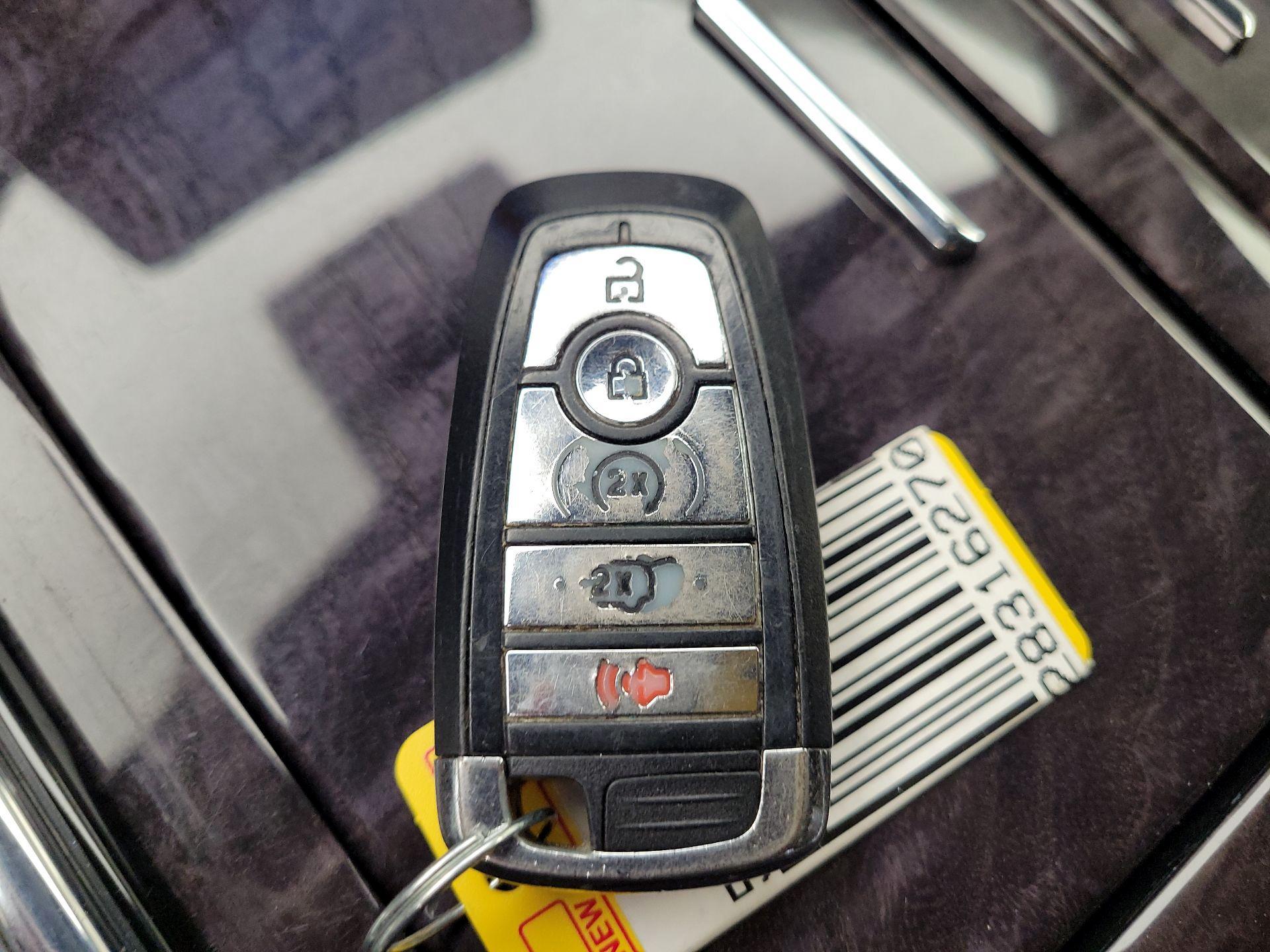 Thumbnail: 2021 Lincoln Navigator - 18