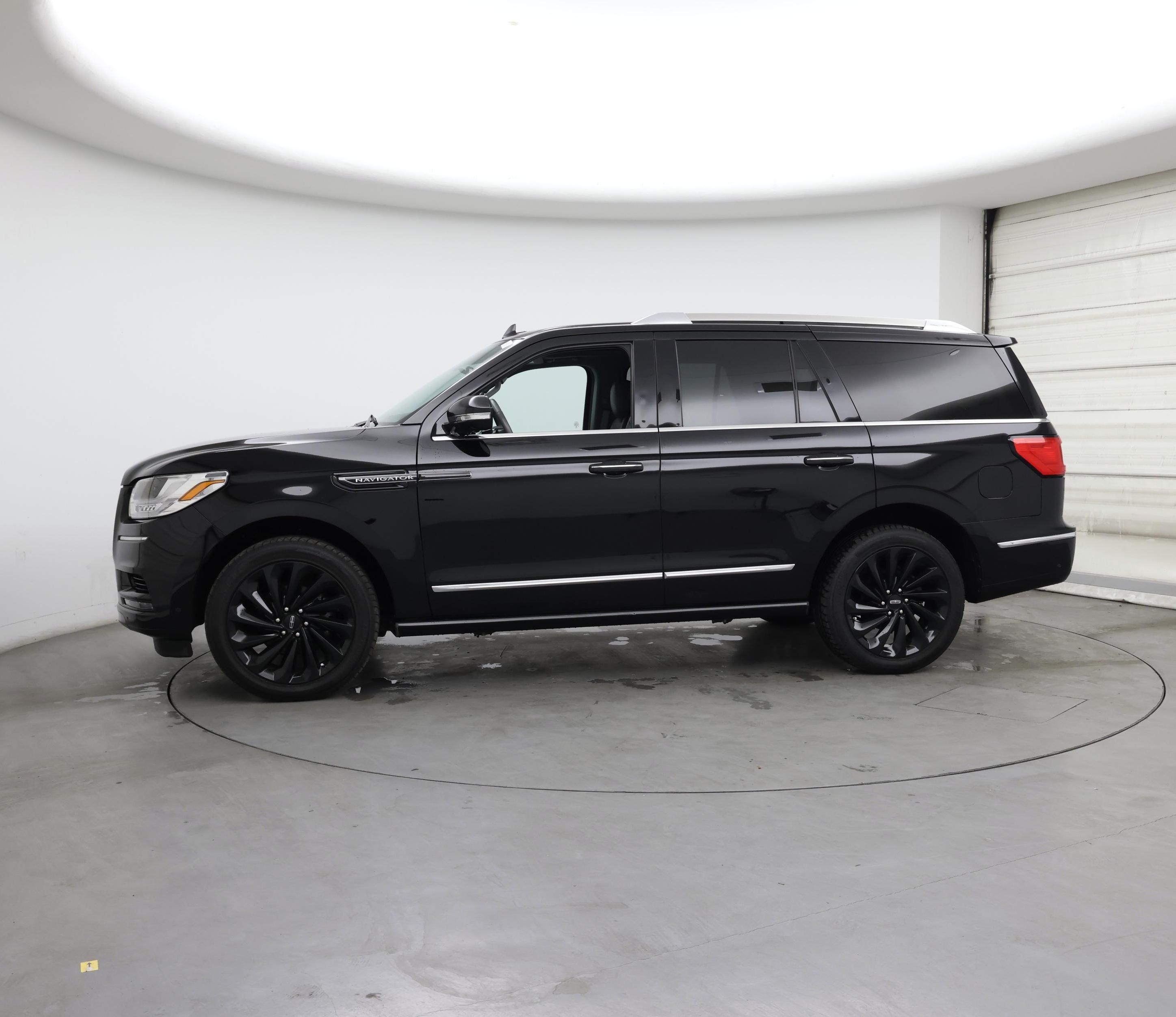 Thumbnail: 2021 Lincoln Navigator - 3