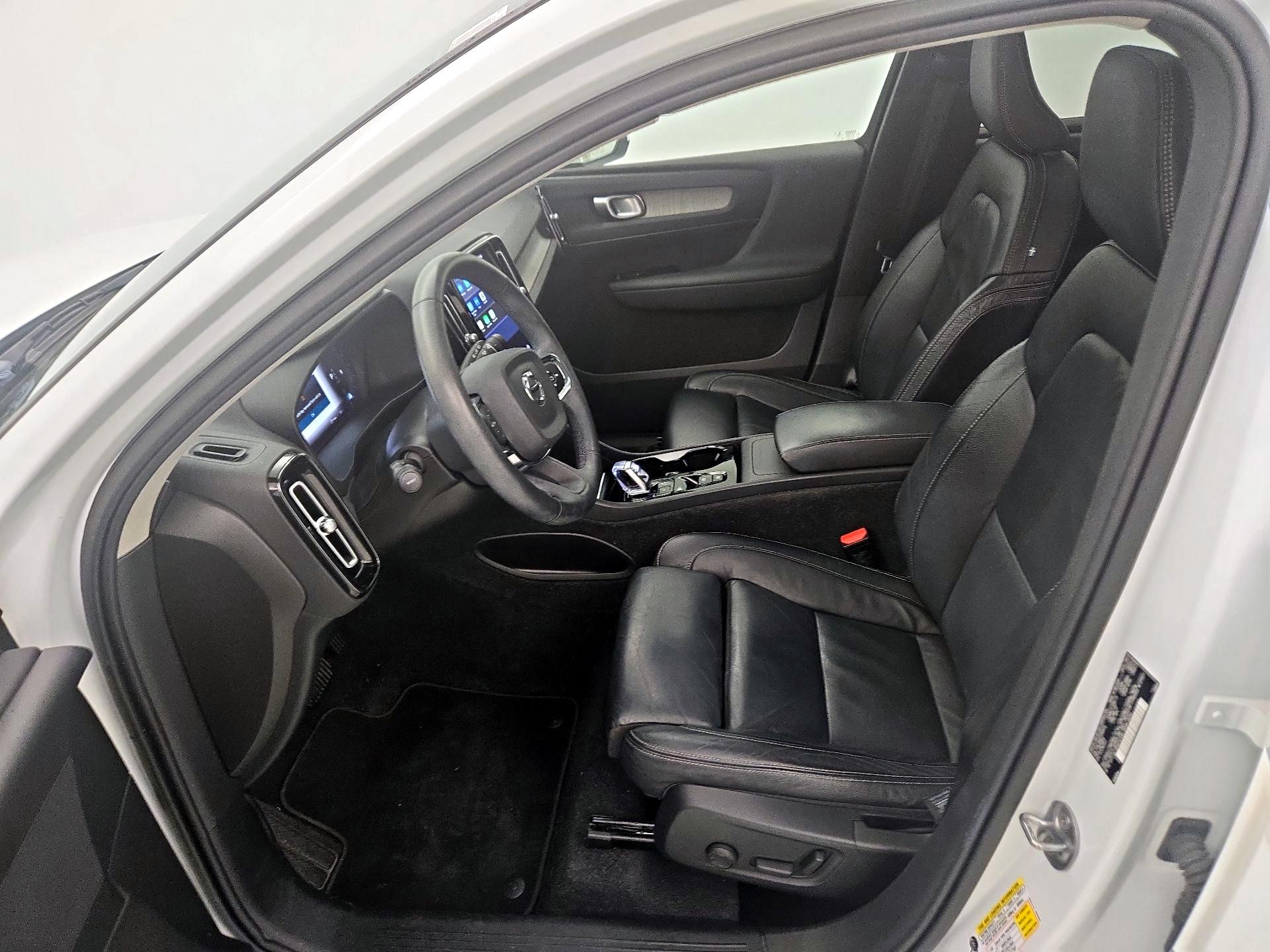 Thumbnail: 2023 Volvo XC40 - 11