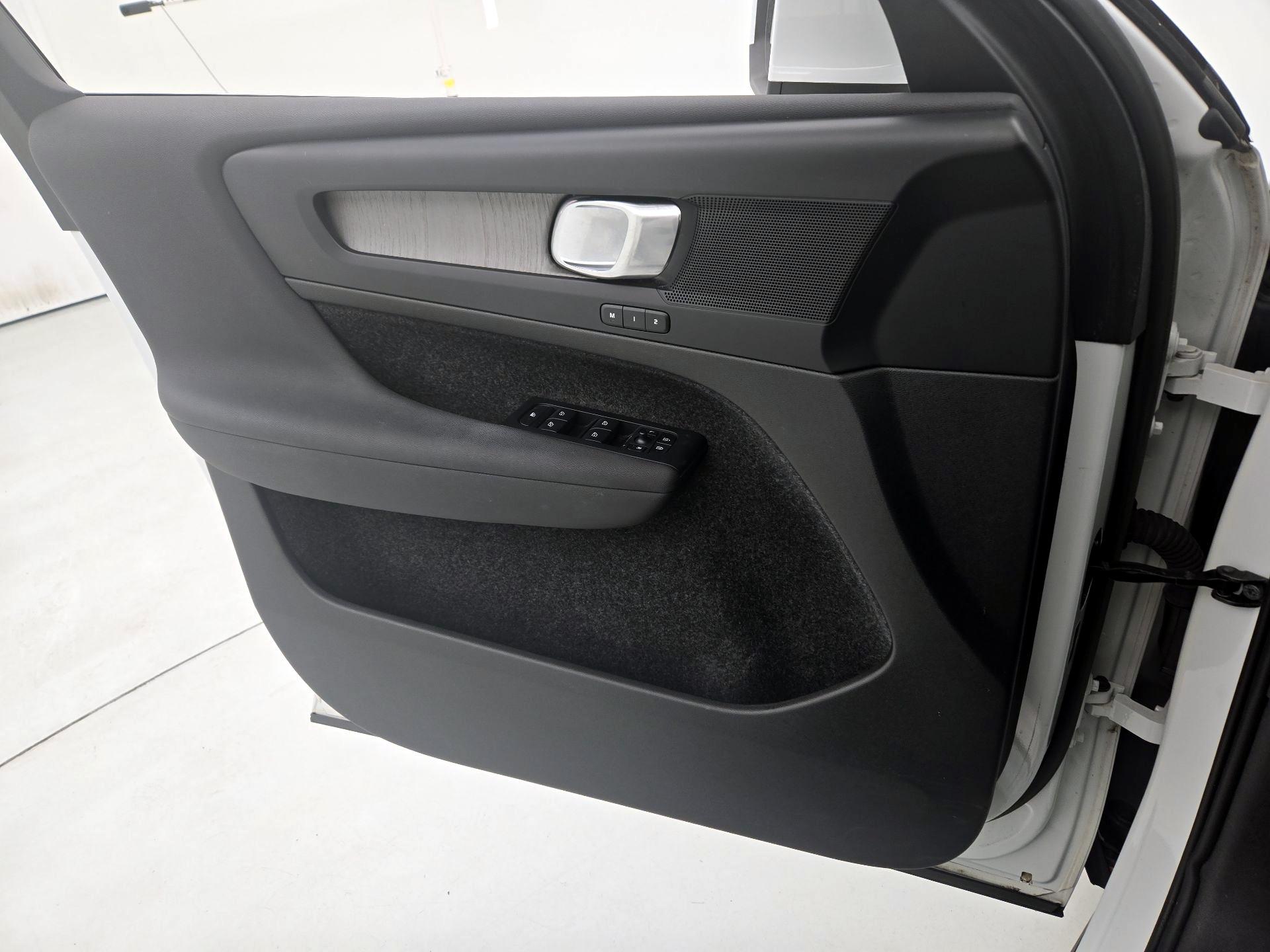 Thumbnail: 2023 Volvo XC40 - 12