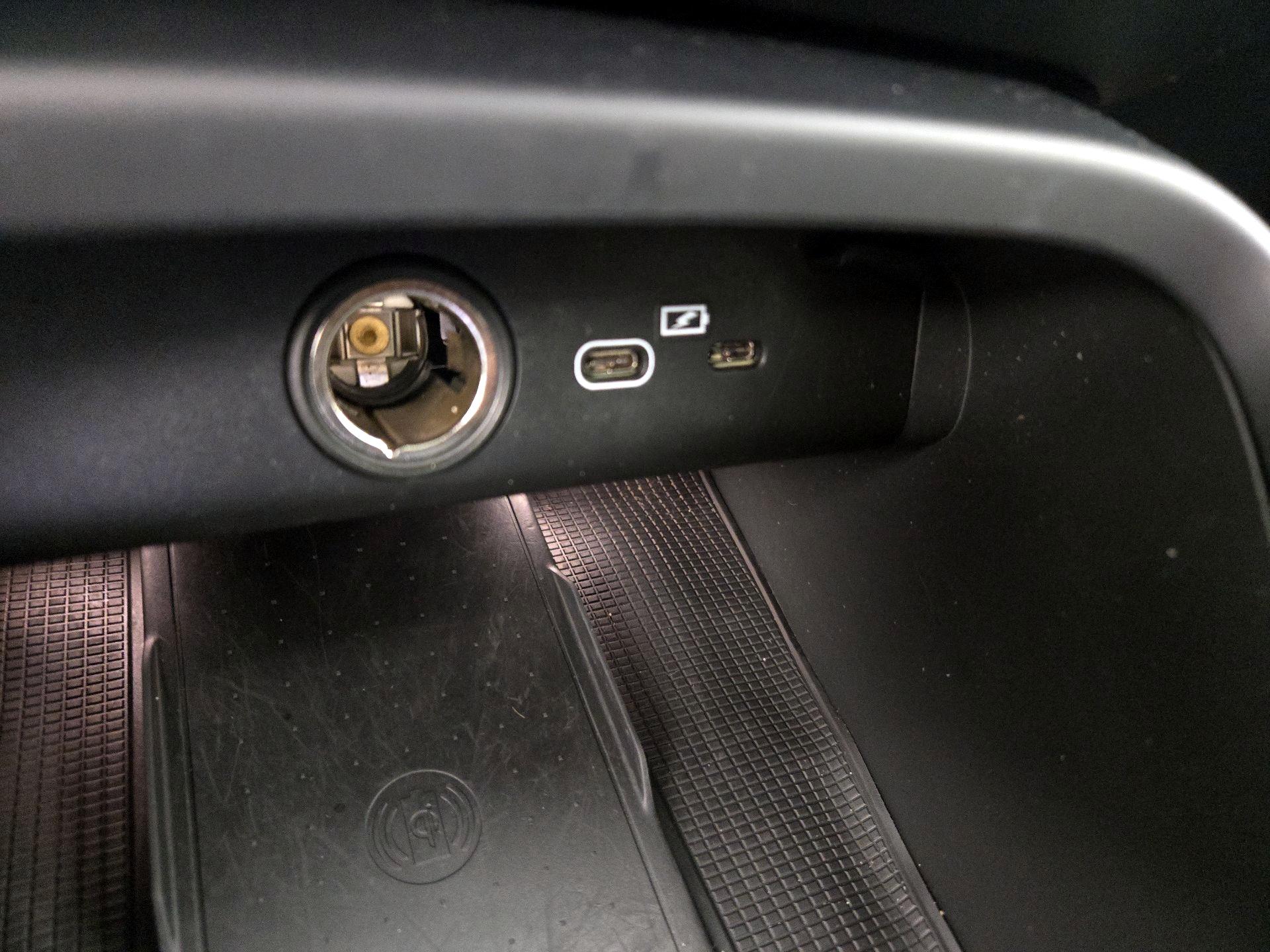 Thumbnail: 2023 Volvo XC40 - 18