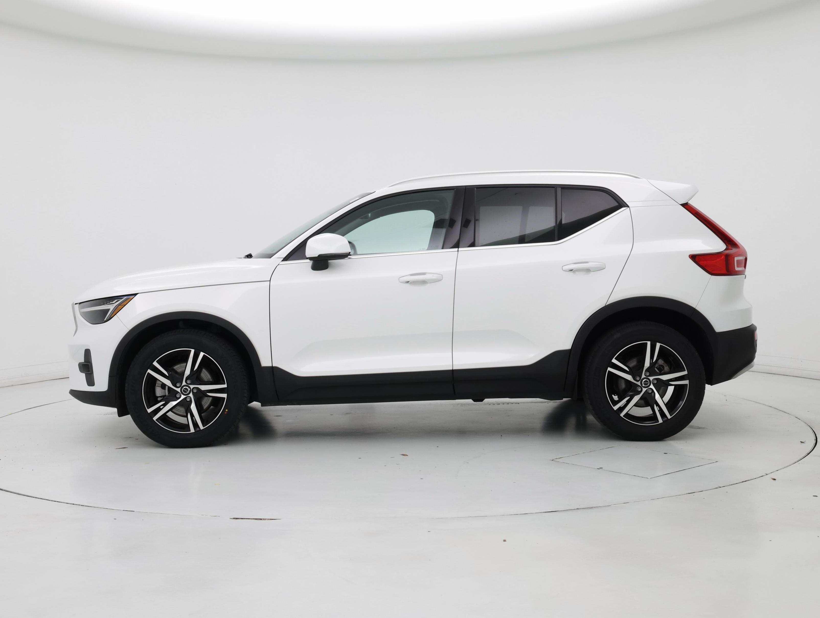 Thumbnail: 2023 Volvo XC40 - 3