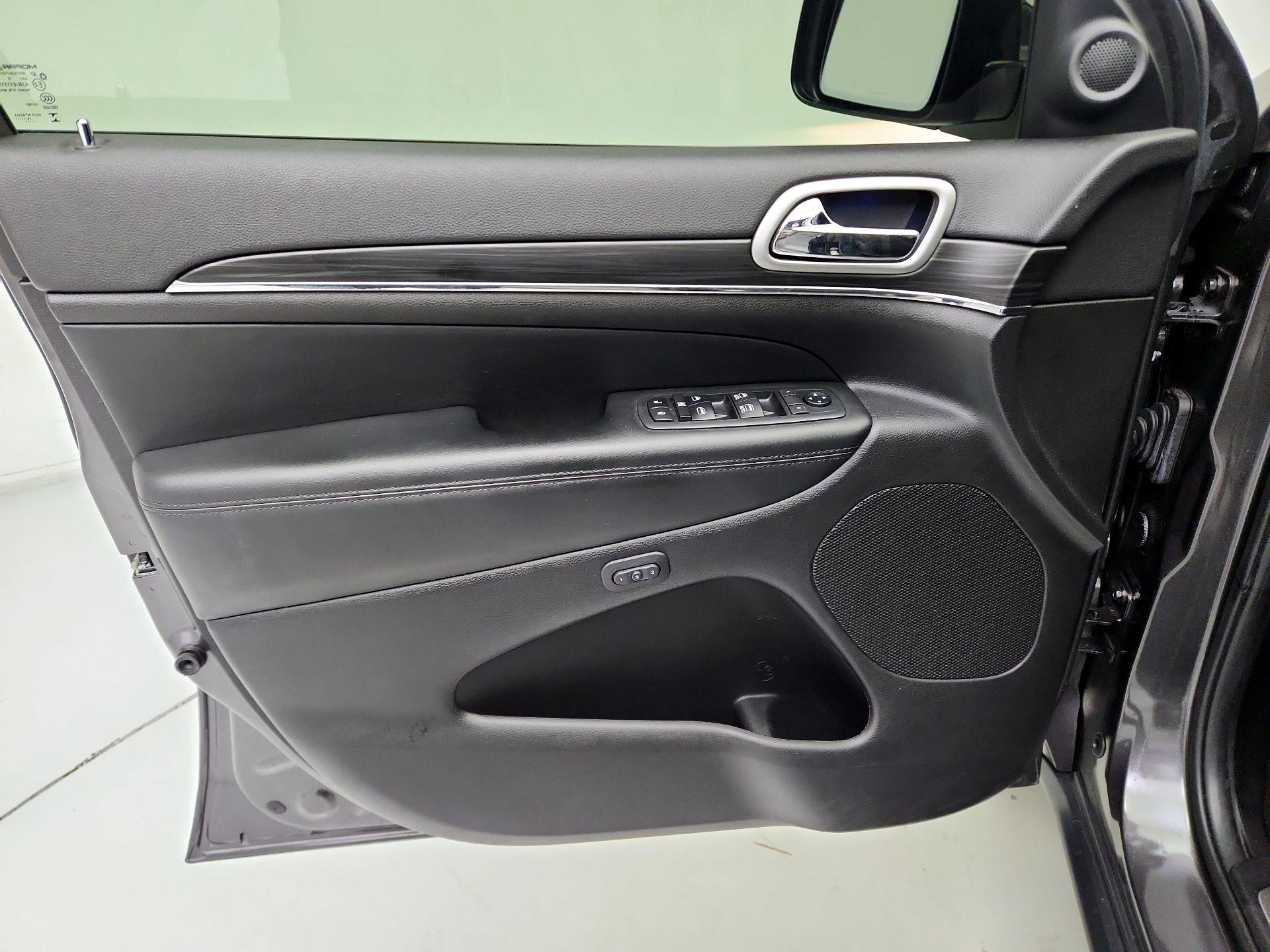 Thumbnail: 2019 Jeep Grand Cherokee - 12