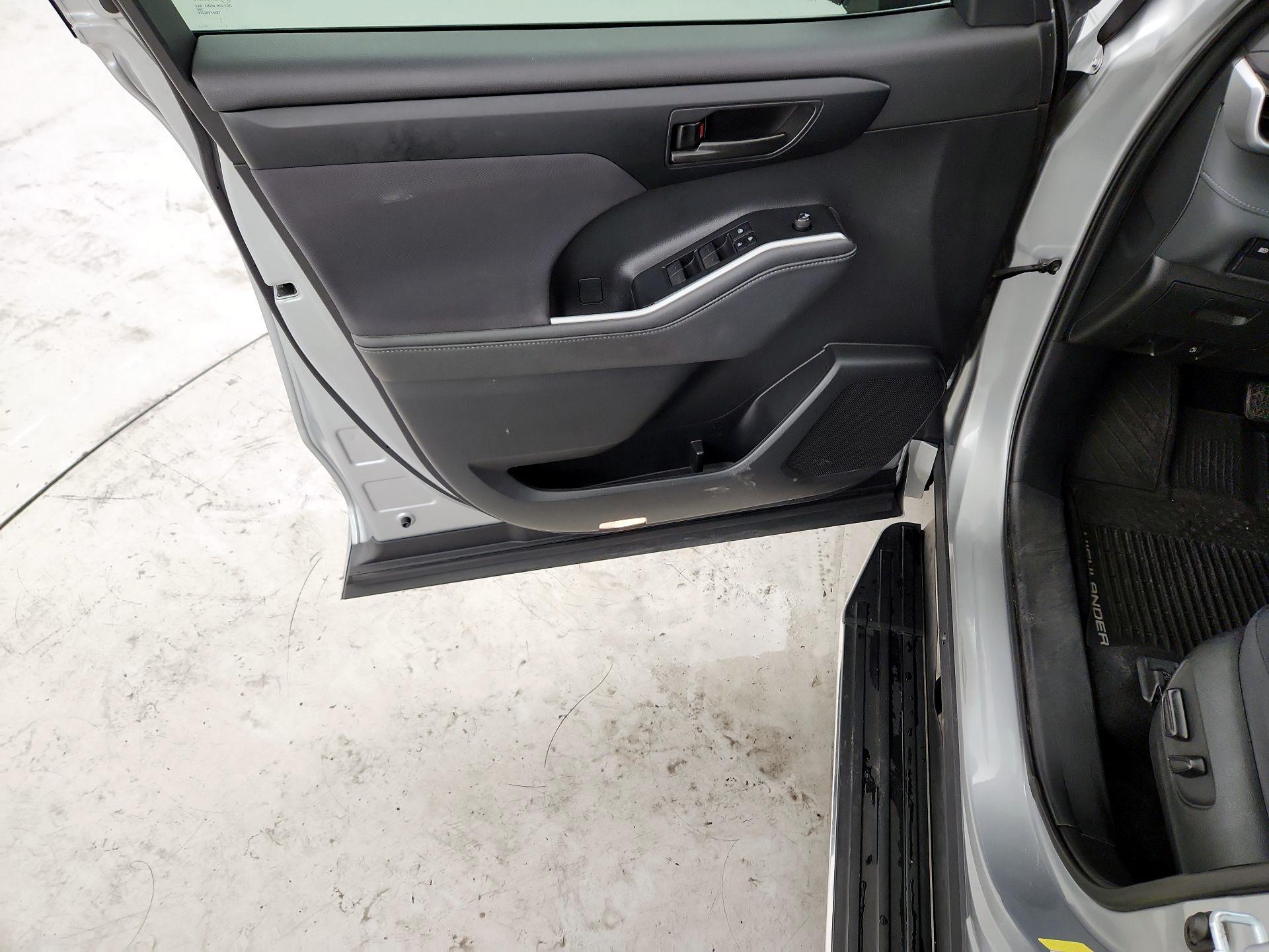 Thumbnail: 2021 Toyota Highlander - 10